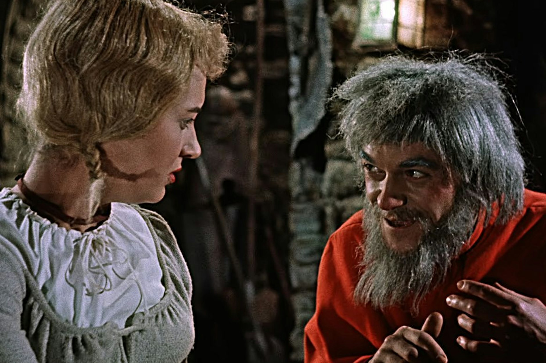 Das Rumpelstilzchen (Siegfried Seibt) hilft der armen Müllerstochter Marie (Karin Lesch) aus der Patsche - und spinnt auch im DDR-Märchen Stroh zu Gold.