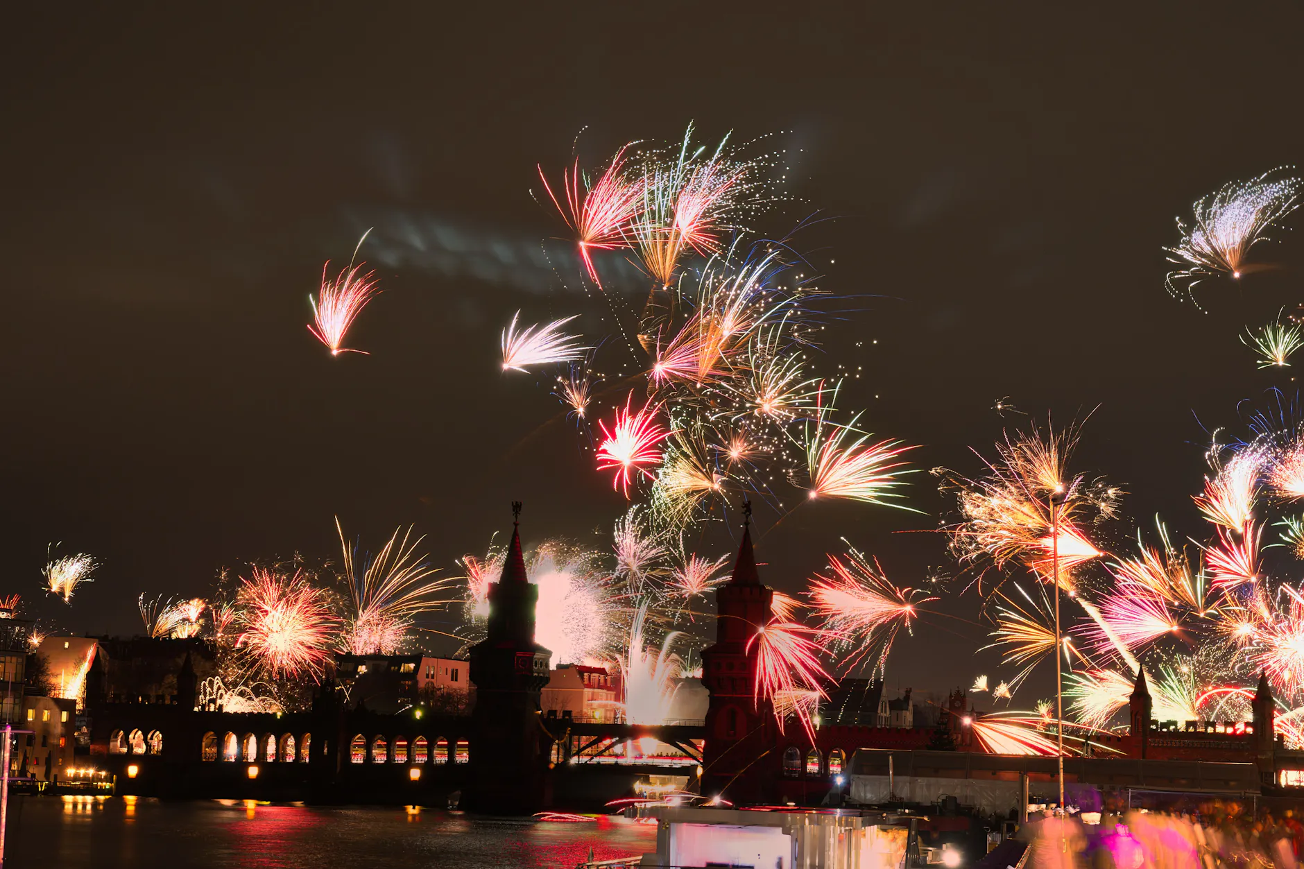Feuerwerkskörper gehen an Silvester hinter der Oberbaumbrücke in den Nachthimmel hoch. (zu dpa: «Importe von Böllern und Raketen steigen auf Rekordniveau»)