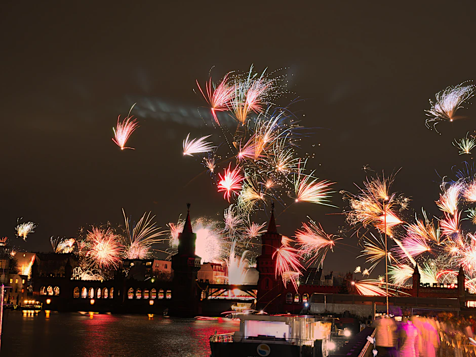 Feuerwerkskörper gehen an Silvester hinter der Oberbaumbrücke in den Nachthimmel hoch. (zu dpa: «Importe von Böllern und Raketen steigen auf Rekordniveau») 