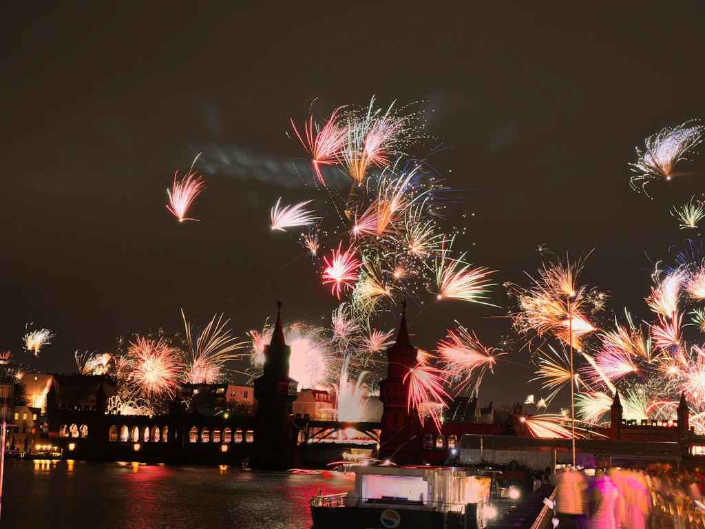 Feuerwerkskörper gehen an Silvester hinter der Oberbaumbrücke in den Nachthimmel hoch. (zu dpa: «Importe von Böllern und Raketen steigen auf Rekordniveau») 
