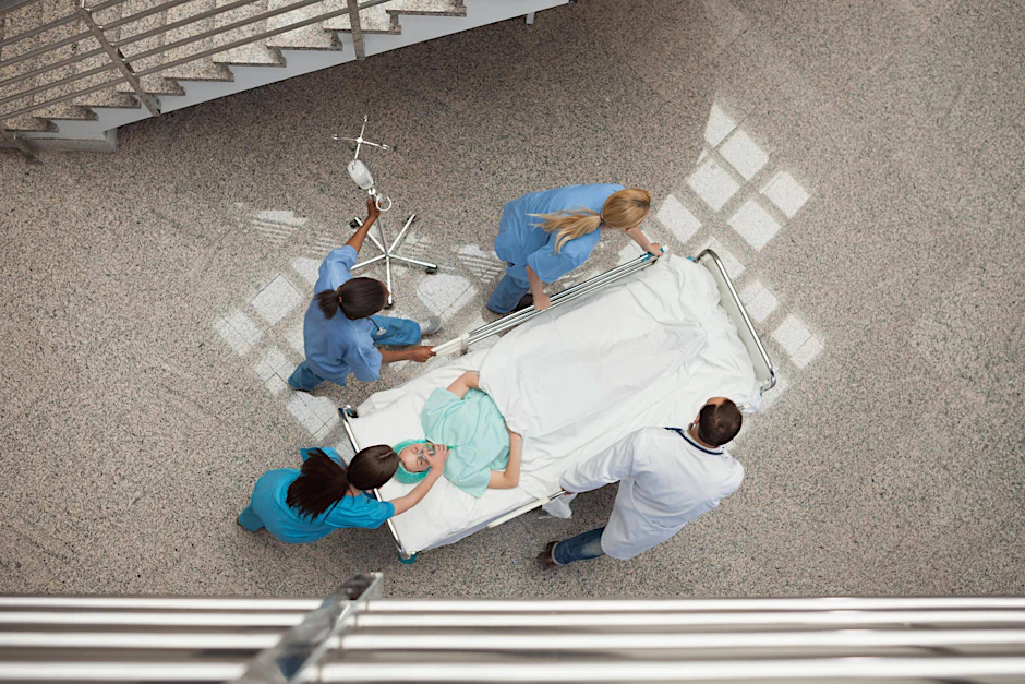 Klinikpersonal verlegt eine Patientin: Krankenhäuser sind der größte Kostenfaktor für die Krankenkassen.