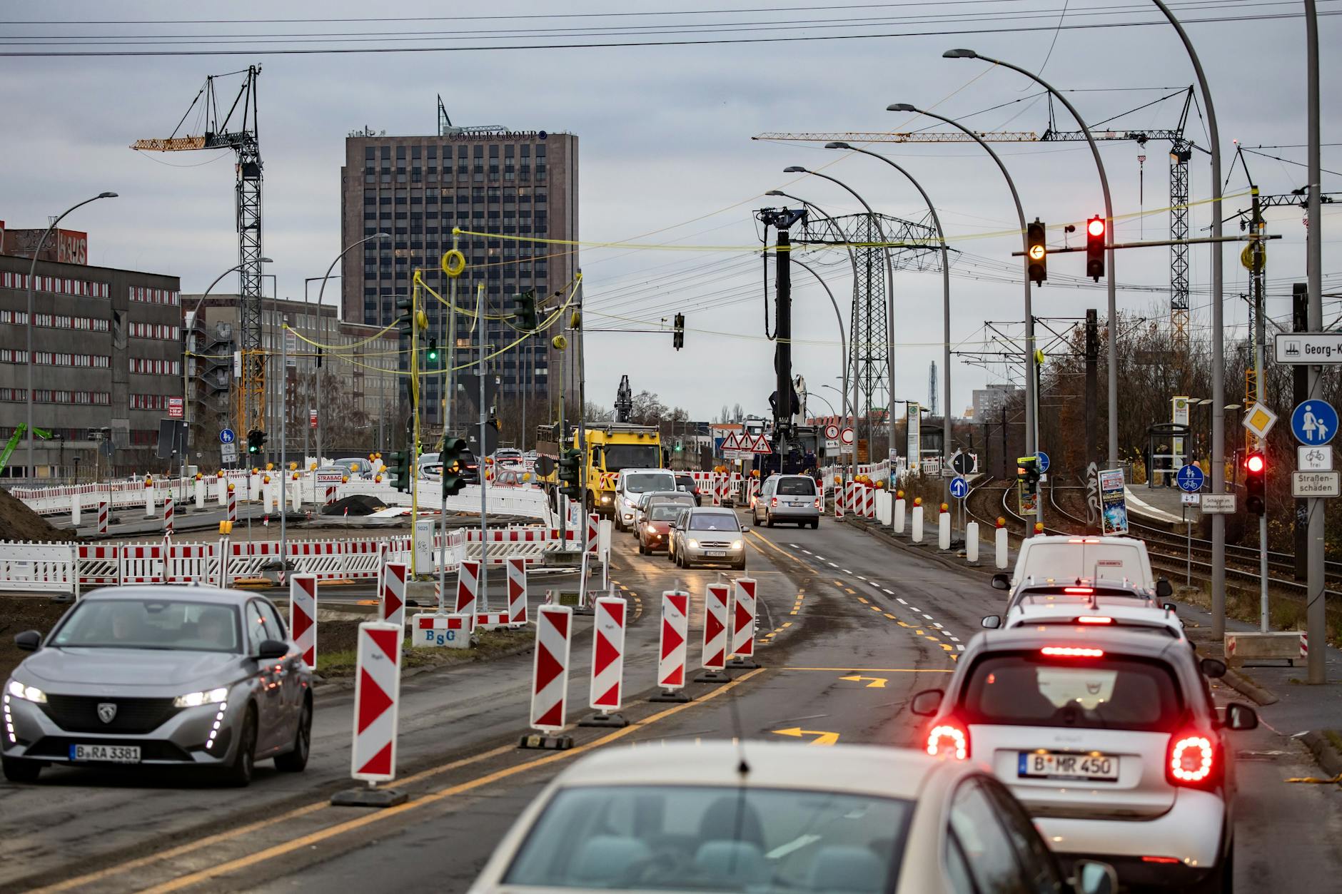 Die Bauarbeiten am Knotenpunkt Landsberger Allee / Maerkische Allee in Marzahn sind ohnehin schon nervig für die Autofahrer, jetzt wird es noch schlimmer!