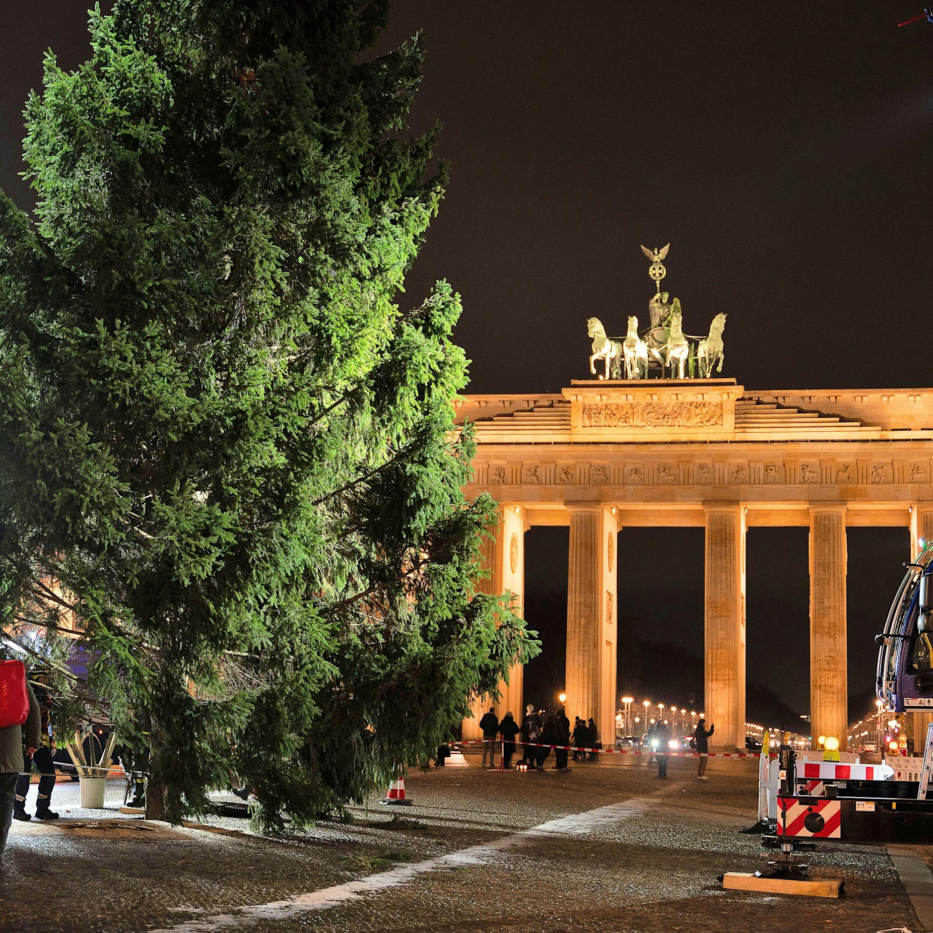 Berliner Pechsträhne? Weihnachtsbaum für Brandenburger Tor wegen Unfall zu spät