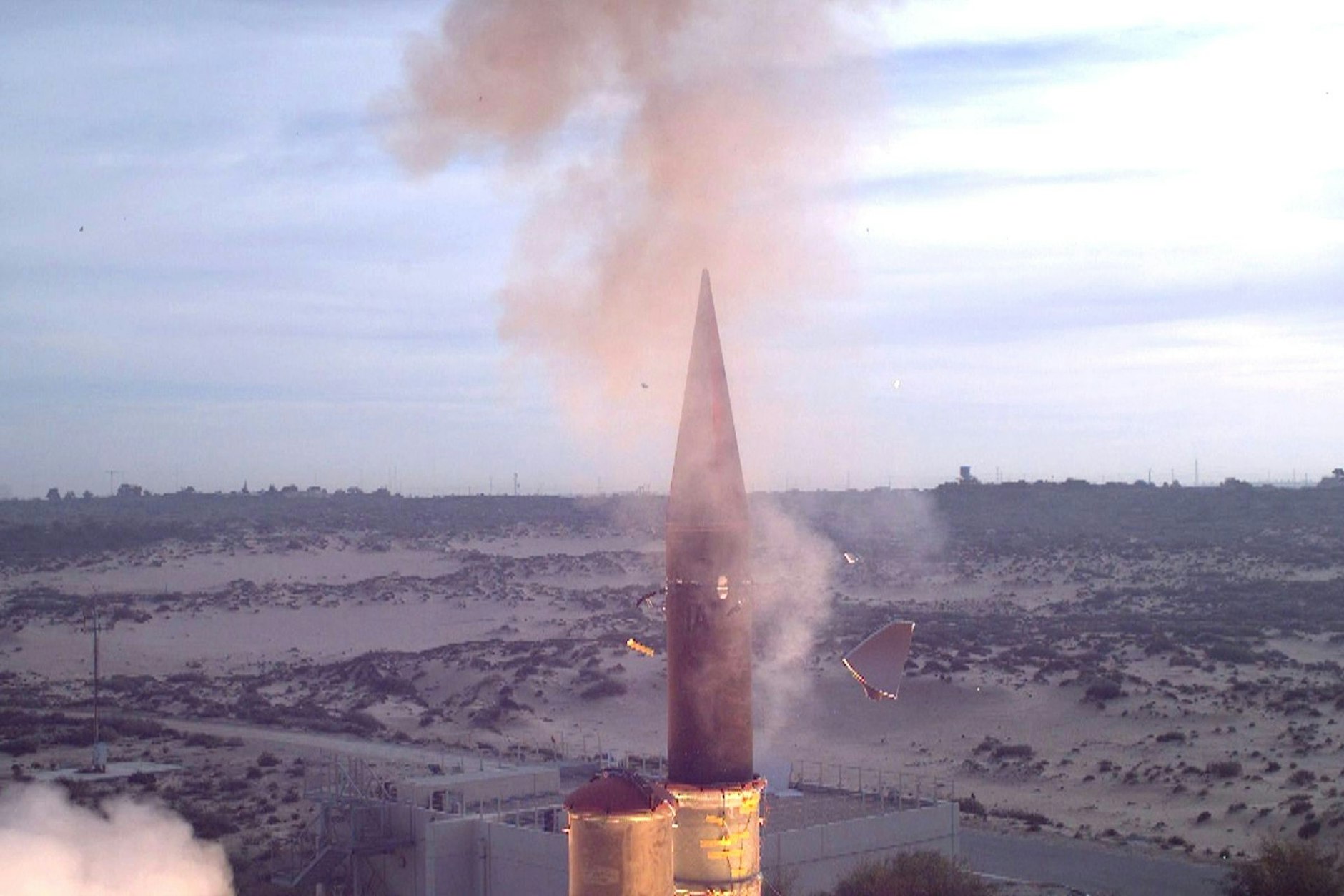 Das vom israelischen Verteidigungsministerium zur Verfügung gestelltes Foto zeigt eine Arrow-3-Abfangrakete.