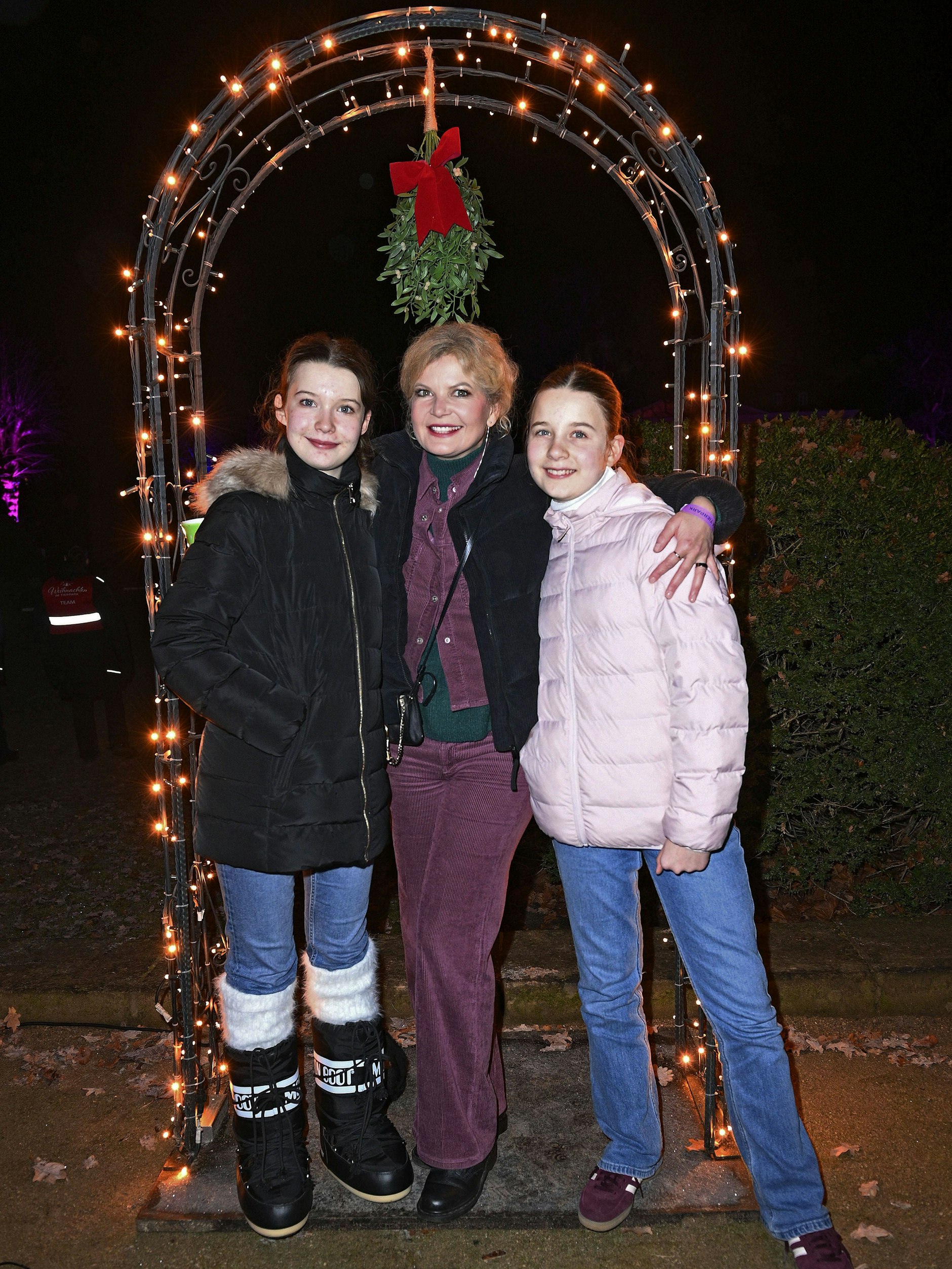 Eva Imhof kommt mit ihren Töchtern Lilly und Luisa zur Eröffnung von Weihnachten im Tierpark.