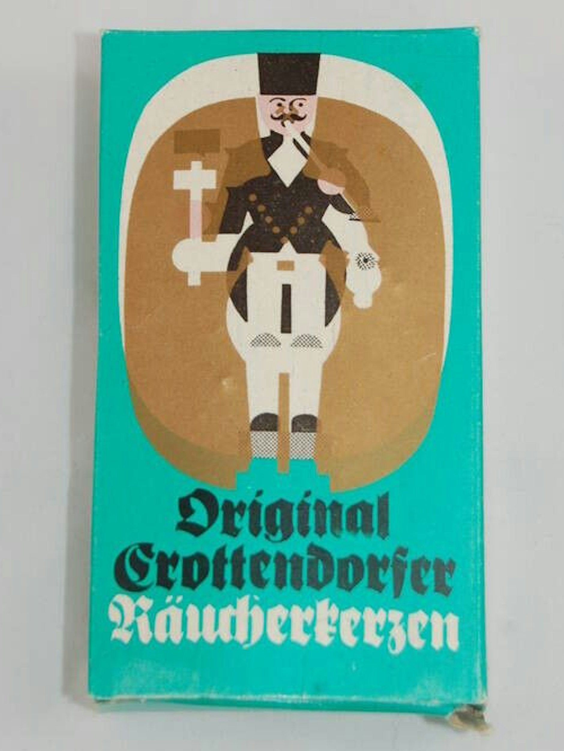 Beim Anblick der Schachtel hat jeder den Duft in der Nase: Crottendorfer Räucherkerzen werden seit Jahrhunderten benutzt, um die Weihnachts-Stube duften zu lassen.