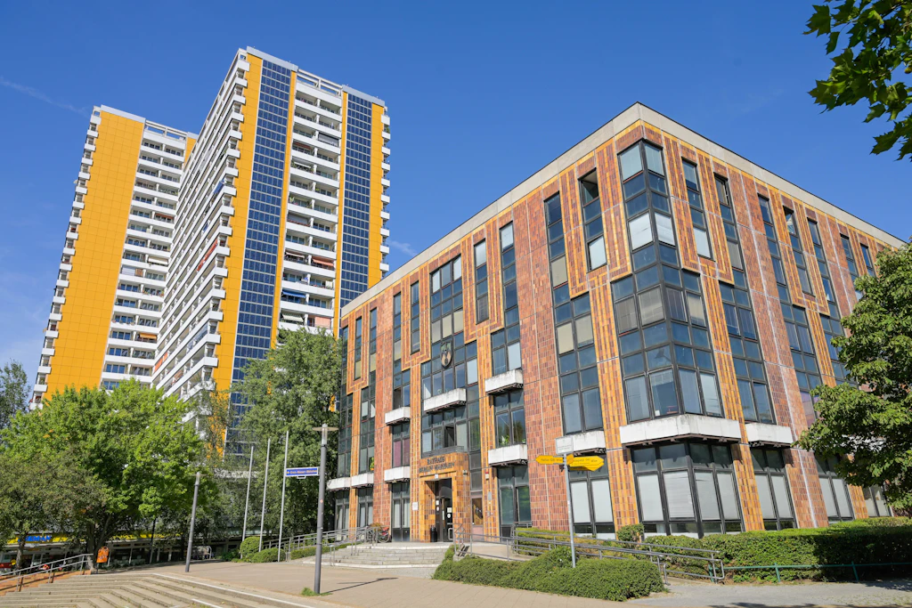 Das Rathaus von Marzahn-Hellersdorf am Helene-Weigl-Platz