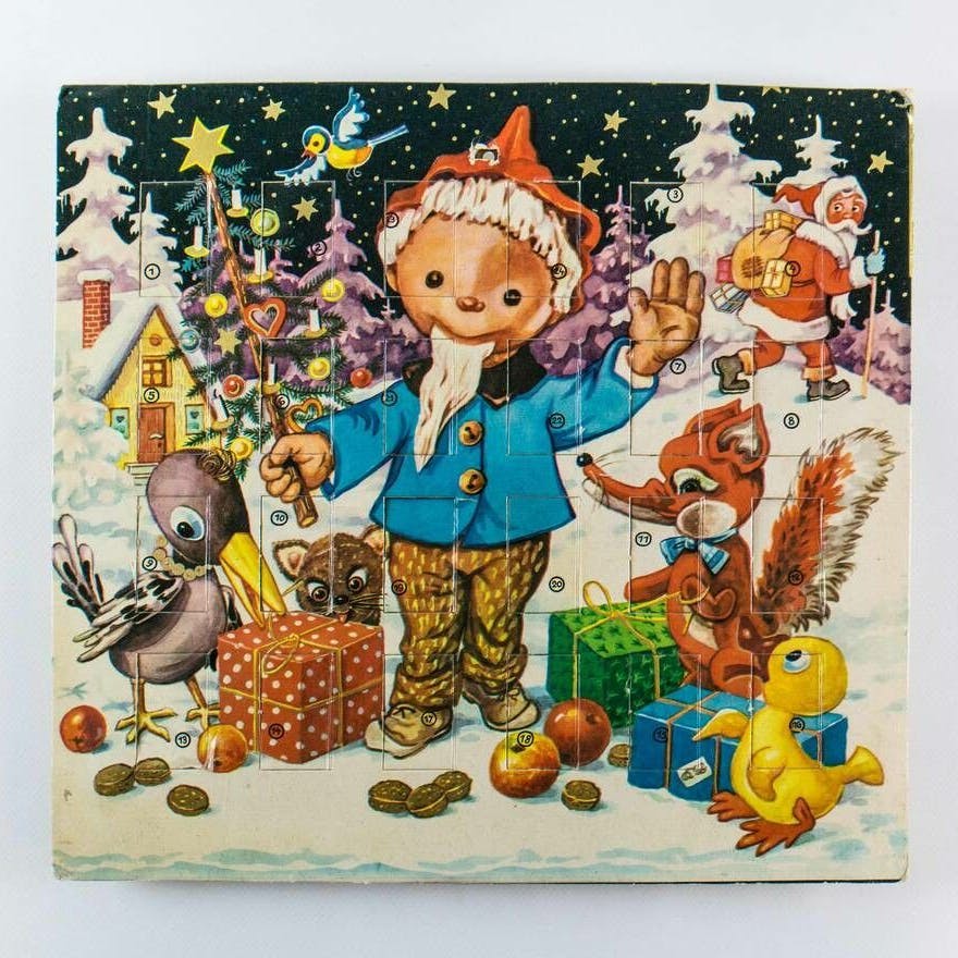 Dieser Adventskalender aus der DDR schlummert heute im Depot des DDR Museum Berlin - darauf prangt kein Christkind, sondern das Sandmännchen.
