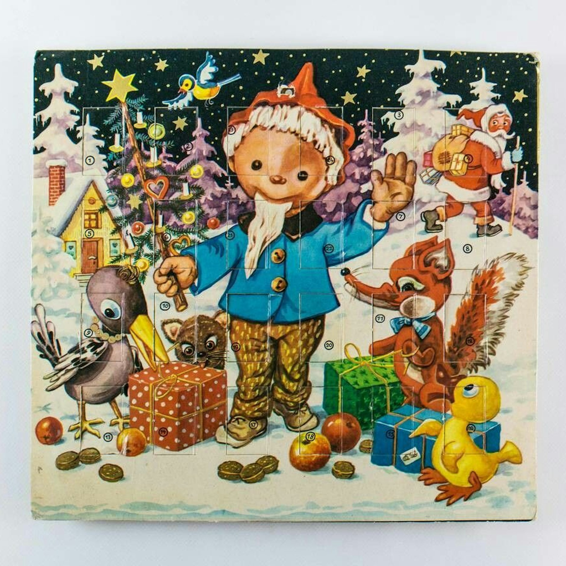 Dieser Adventskalender aus der DDR schlummert heute im Depot des DDR Museum Berlin - darauf prangt kein Christkind, sondern das Sandmännchen.