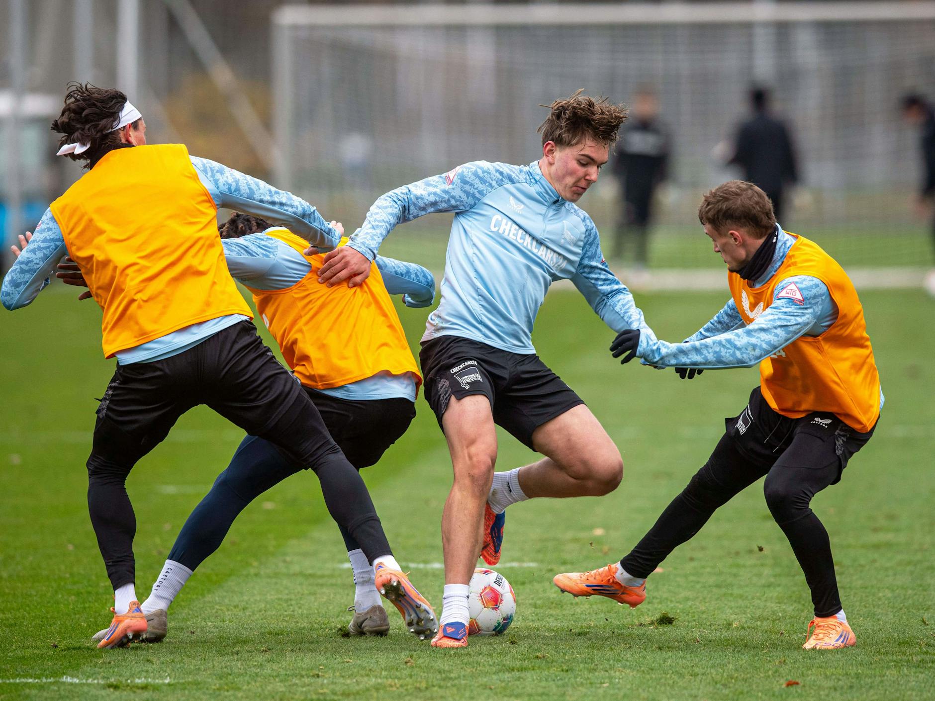 Herthas Supertalent Kennet Eichhorn nimmt es im Training auch mit drei Gegenspielern auf und dribbelt Reese, Zeefuik und Cuisance schwindlig.