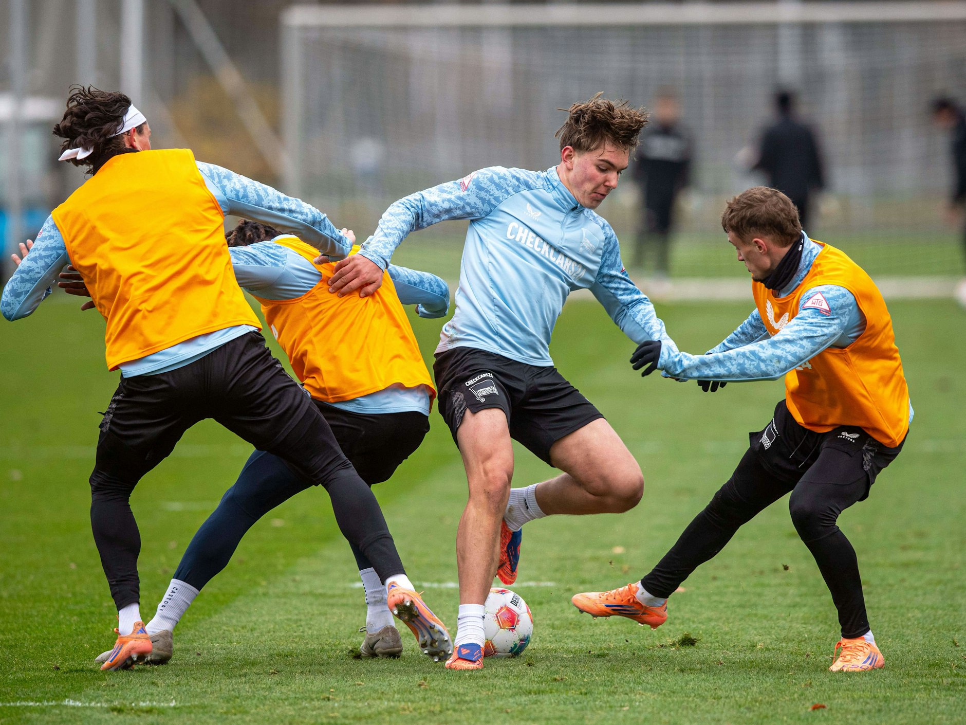Herthas Supertalent Kennet Eichhorn nimmt es im Training auch mit drei Gegenspielern auf und dribbelt Reese, Zeefuik und Cuisance schwindlig.
