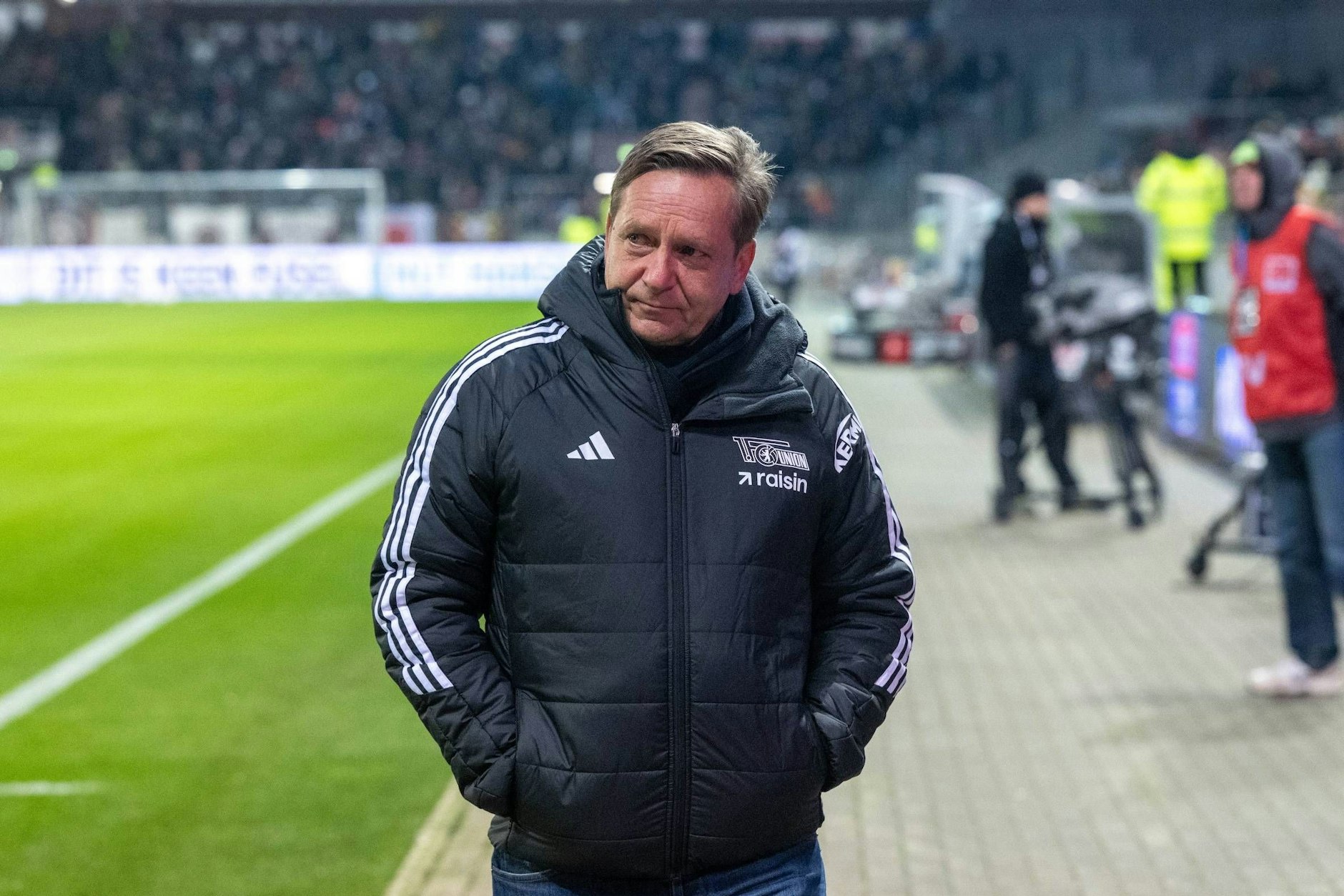 Manager Horst Heldt fiebert mit dem 1. FC Union immer direkt von der Seitenlinie mit. Auch gegen Heidenheim.