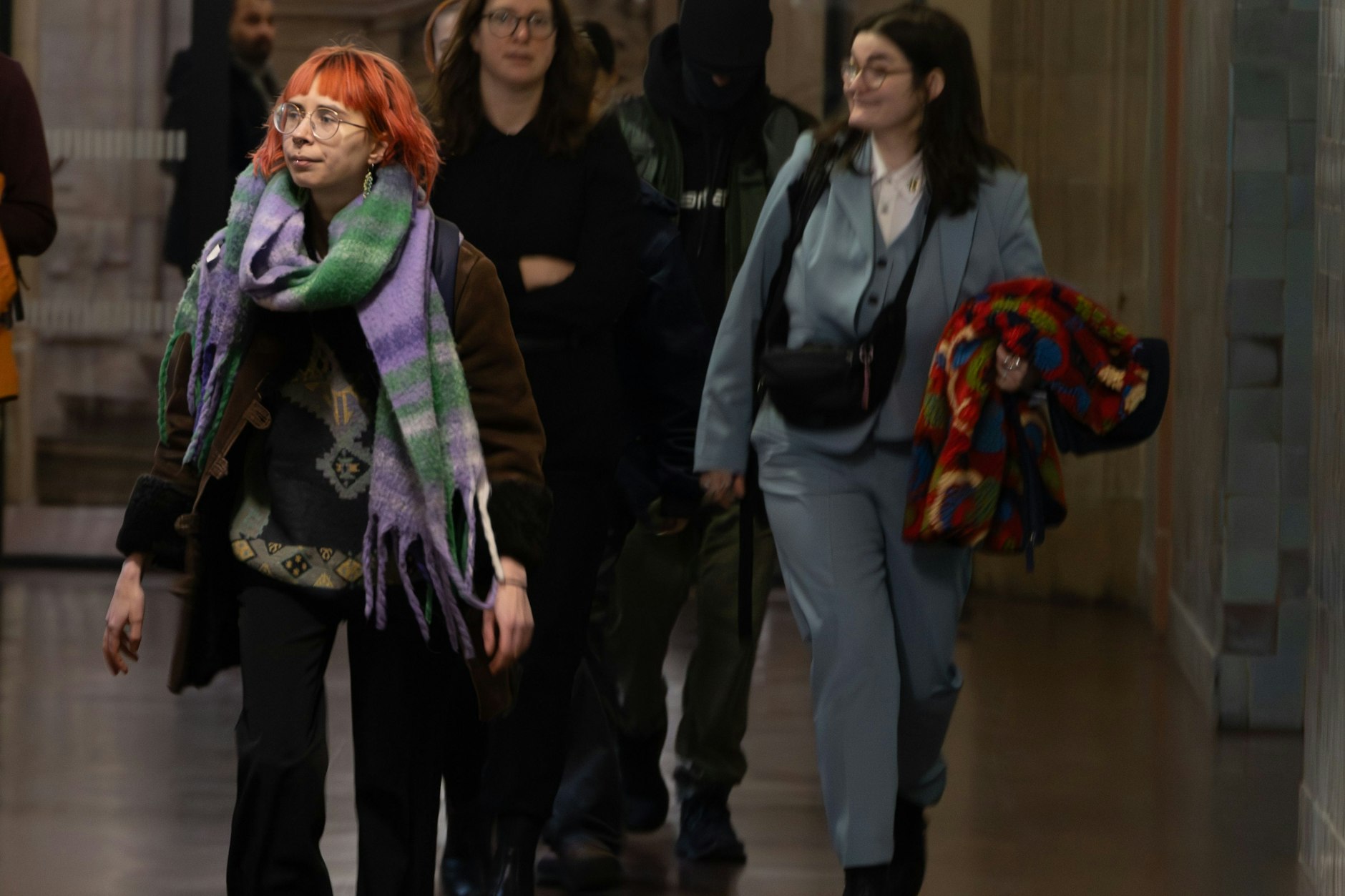 Auf dem Weg zum Gerichtssaal: Lilli Gomez (re), davor läuft Kathrin H.