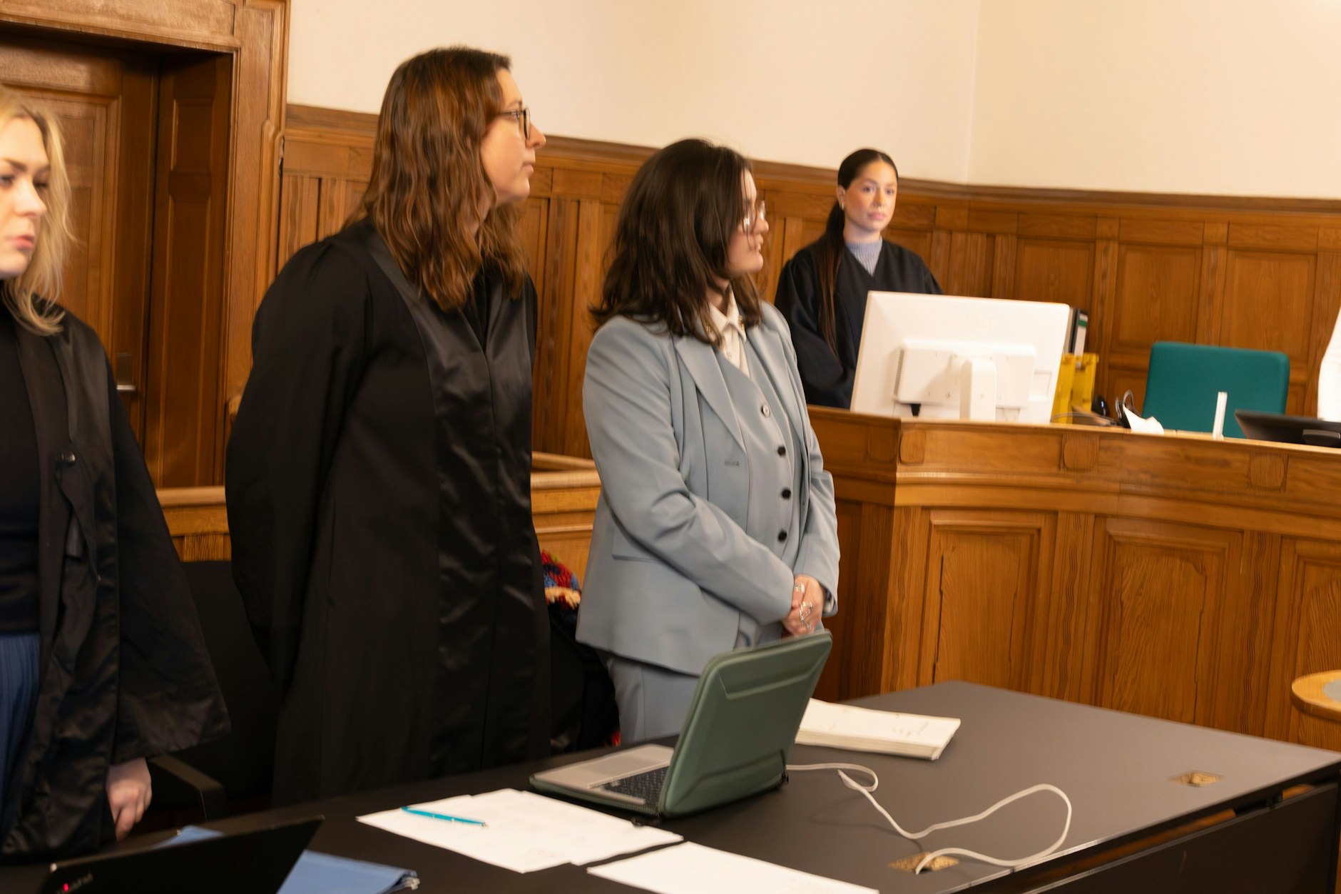 Lilli Gomez mit ihrer Anwältin im Gerichtssaal