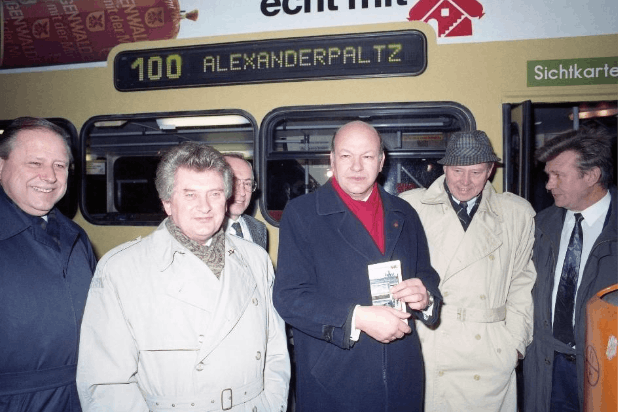 Auf zum Alexanderpaltz! Die Bürgermeister von Berlin Ost, Tino Schwierzina (mittig links), und West-Berlin, Walter Momper (mittig rechts), waren dabei, als der 100er zum ersten Mal auf Strecke ging.
