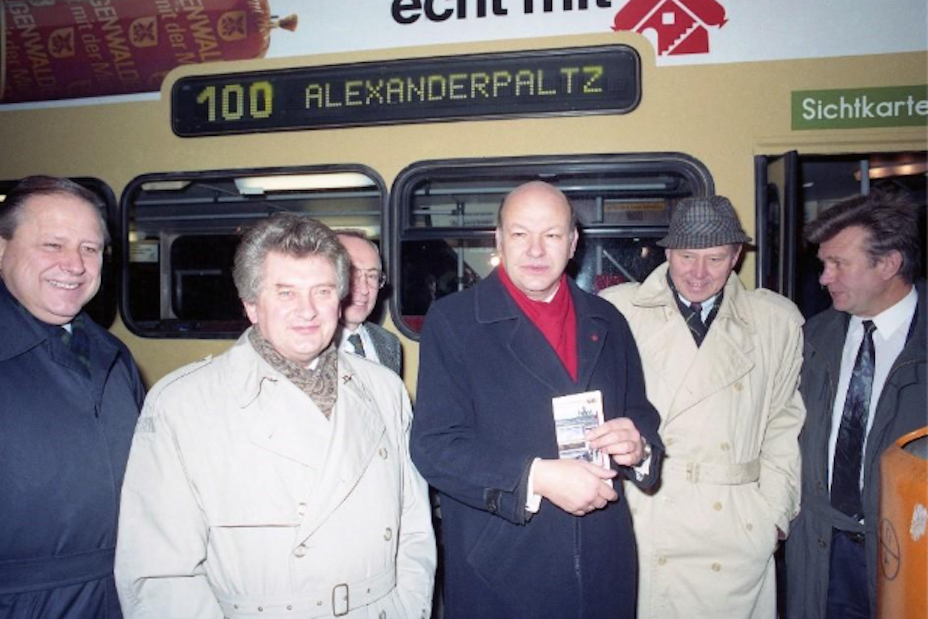 Auf zum Alexanderpaltz! Die Bürgermeister von Berlin Ost, Tino Schwierzina (mittig links), und West-Berlin, Walter Momper (mittig rechts), waren dabei, als der 100er zum ersten Mal auf Strecke ging.