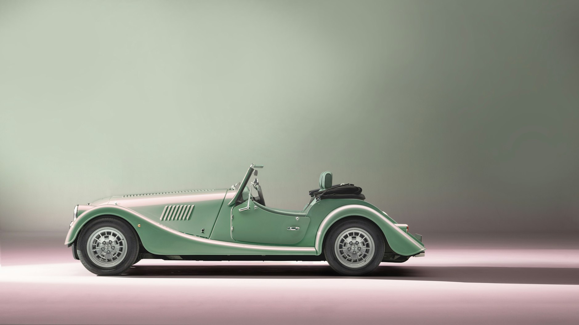 Traumschön: Seit 75 Jahren wird der Morgan Plus 4 weitgehend unverändert produziert.