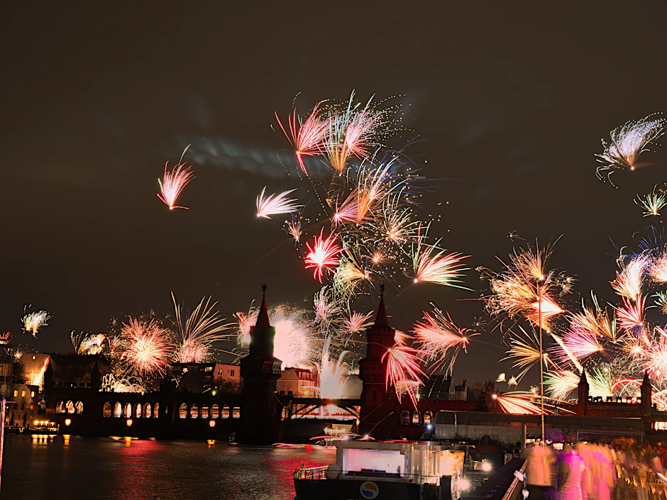 Berlin: Feuerwerkskörper gehen an Silvester hinter der Oberbaumbrücke in den Nachthimmel hoch.