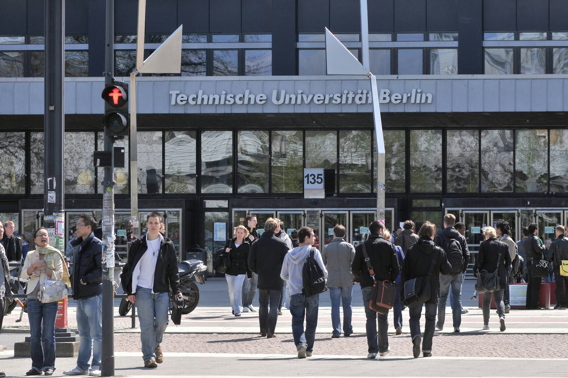 Seit Jahren klagen Studierende der TU Berlin über „chaotische Zustände“. Damit soll nun Schluss sein, sagt Vizepräsidentin Fatma Deniz, die sich jetzt für das Präsidentenamt bewirbt.