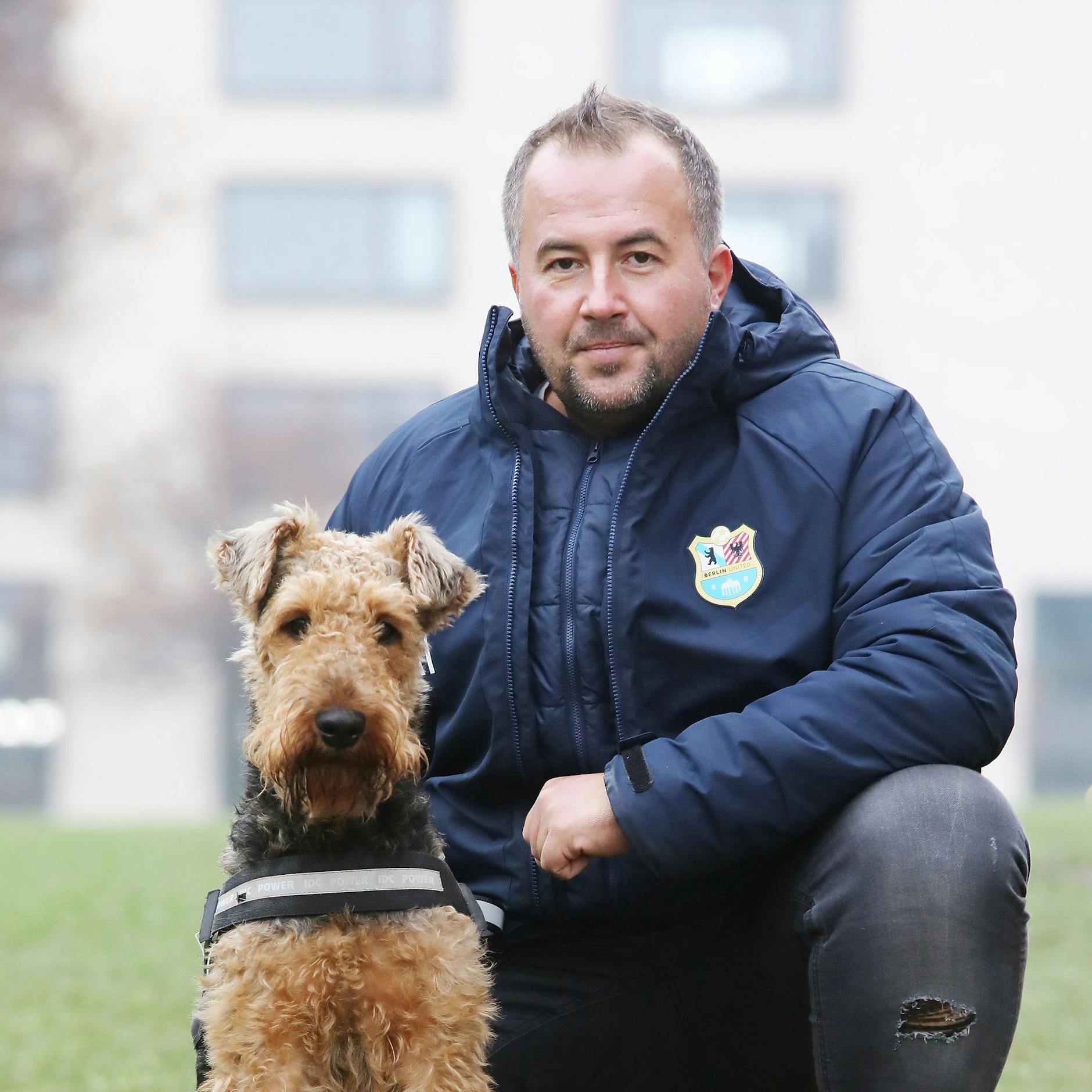 Schädlingsbekämpfer Adam Tesmer hat seinen Hund Taylor zum Bettwanzen-Spürhund ausgebildet. Als Team kämpfen die beiden in Berlin gegen das Ungeziefer.