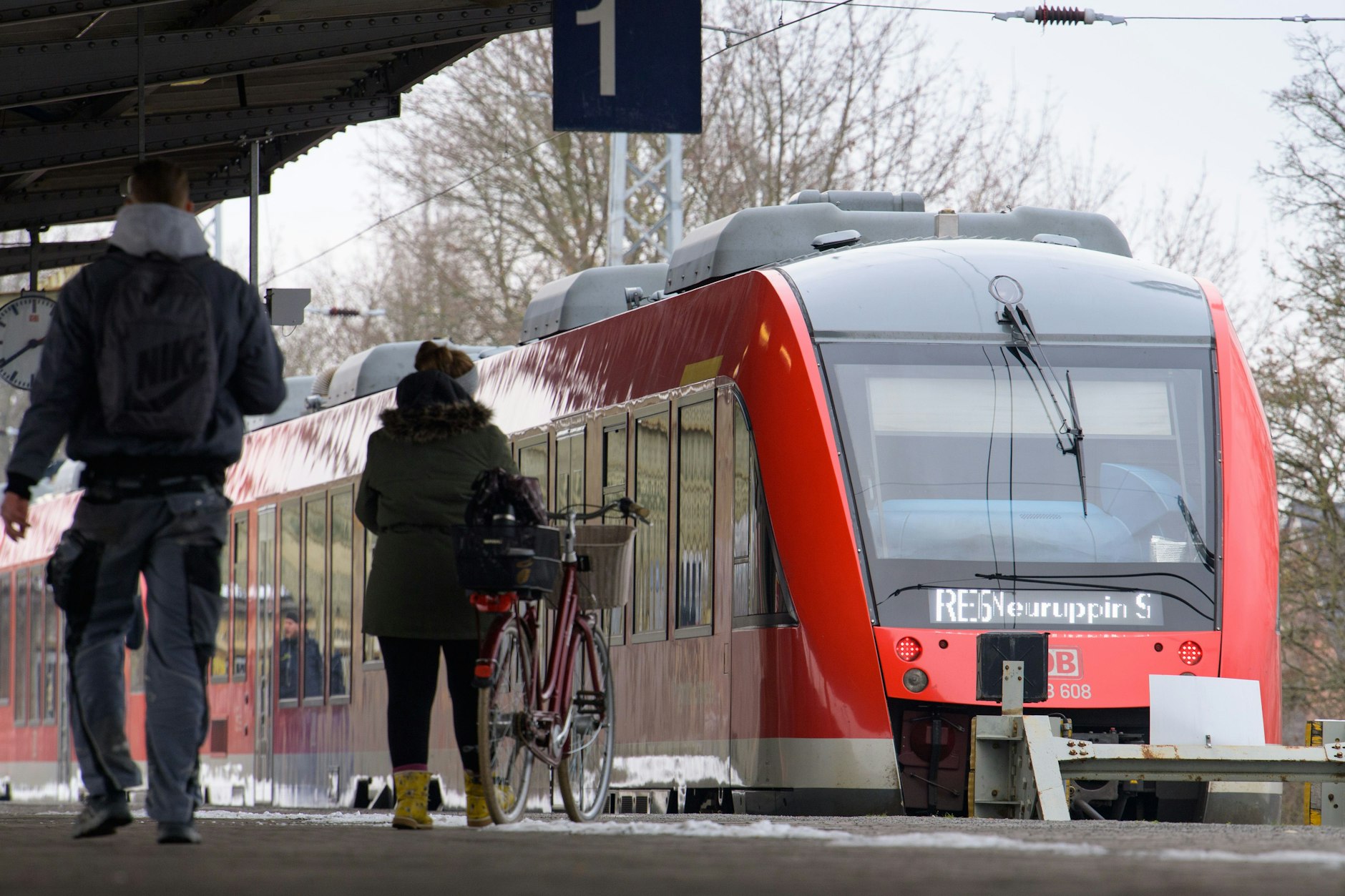 Ziehen Sie sich warm an: Im Winter kann es bei Zugausfällen ungemütlich werden.