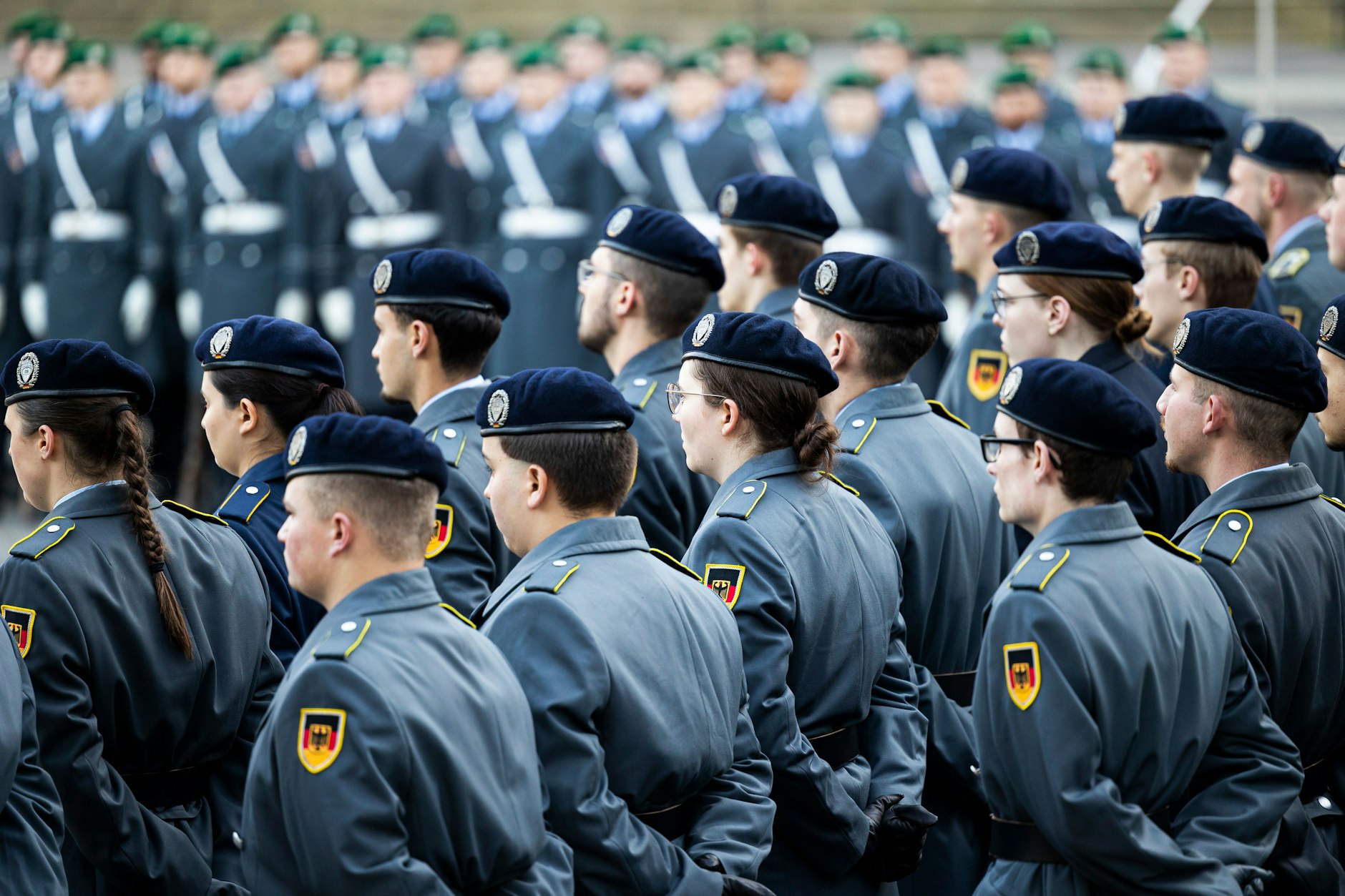 Niedersachsen, Hannover: Rekruten stehen beim feierlichen Gelöbnis zum 69. Gründungstag der Bundeswehr.