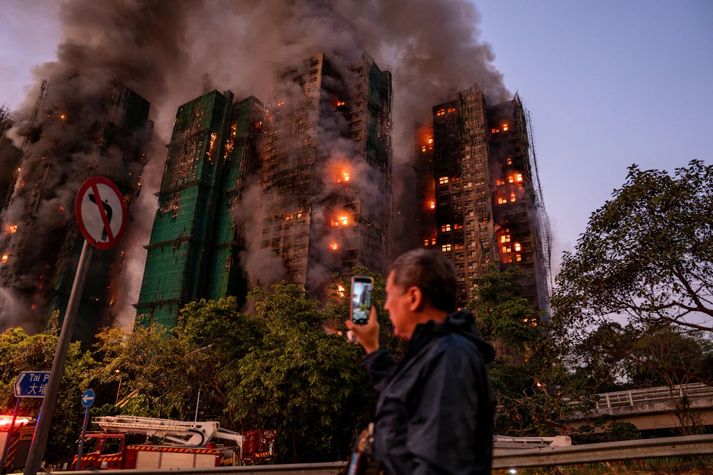 Hongkong: Großbrand in Hochhausanlage – 2000 Wohnungen betroffen