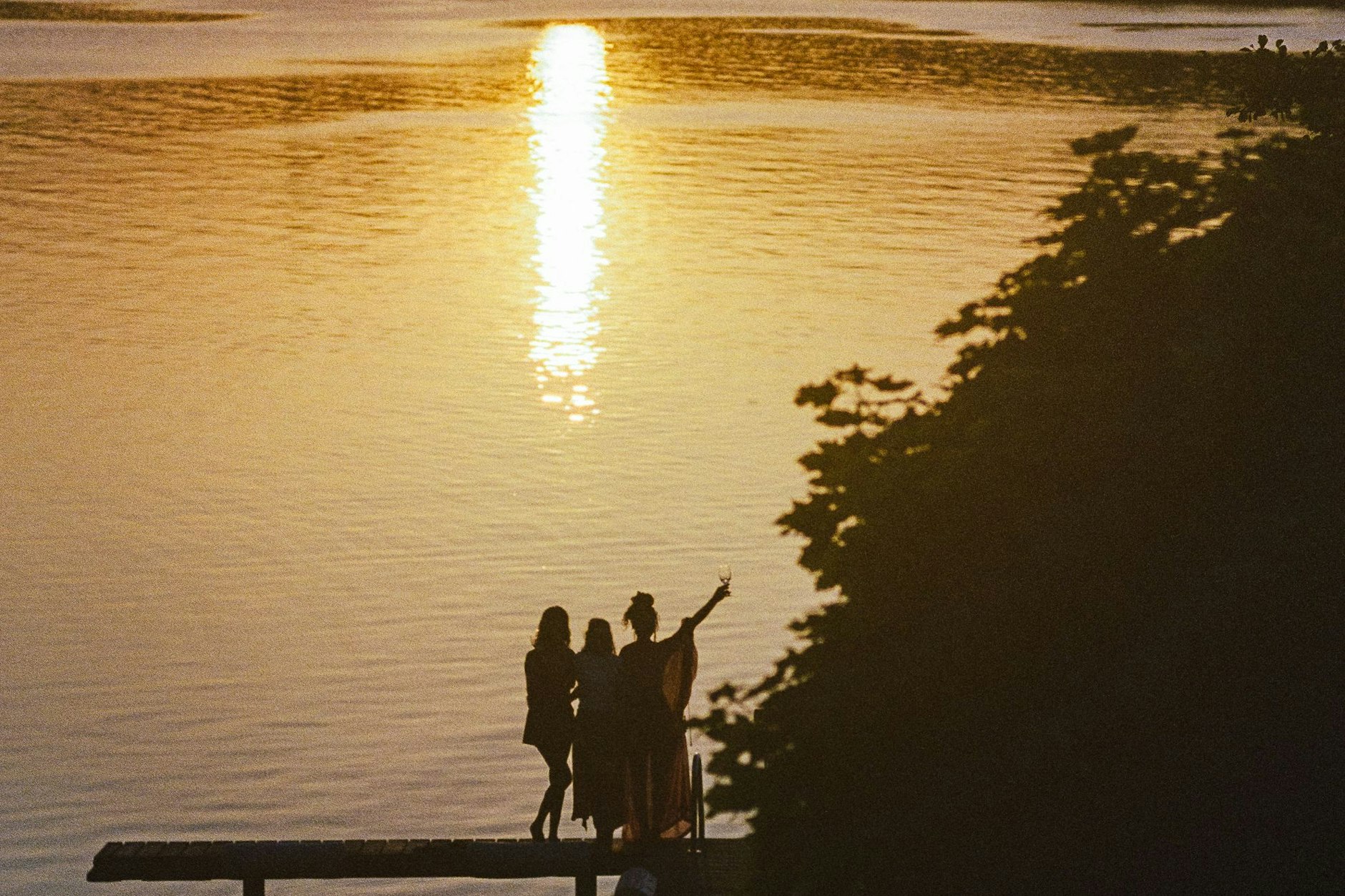 Prost, Idylle! Das Nook Lakehouse bietet jede erdenkliche Möglichkeit auf einen fantastischen Sonnenuntergang