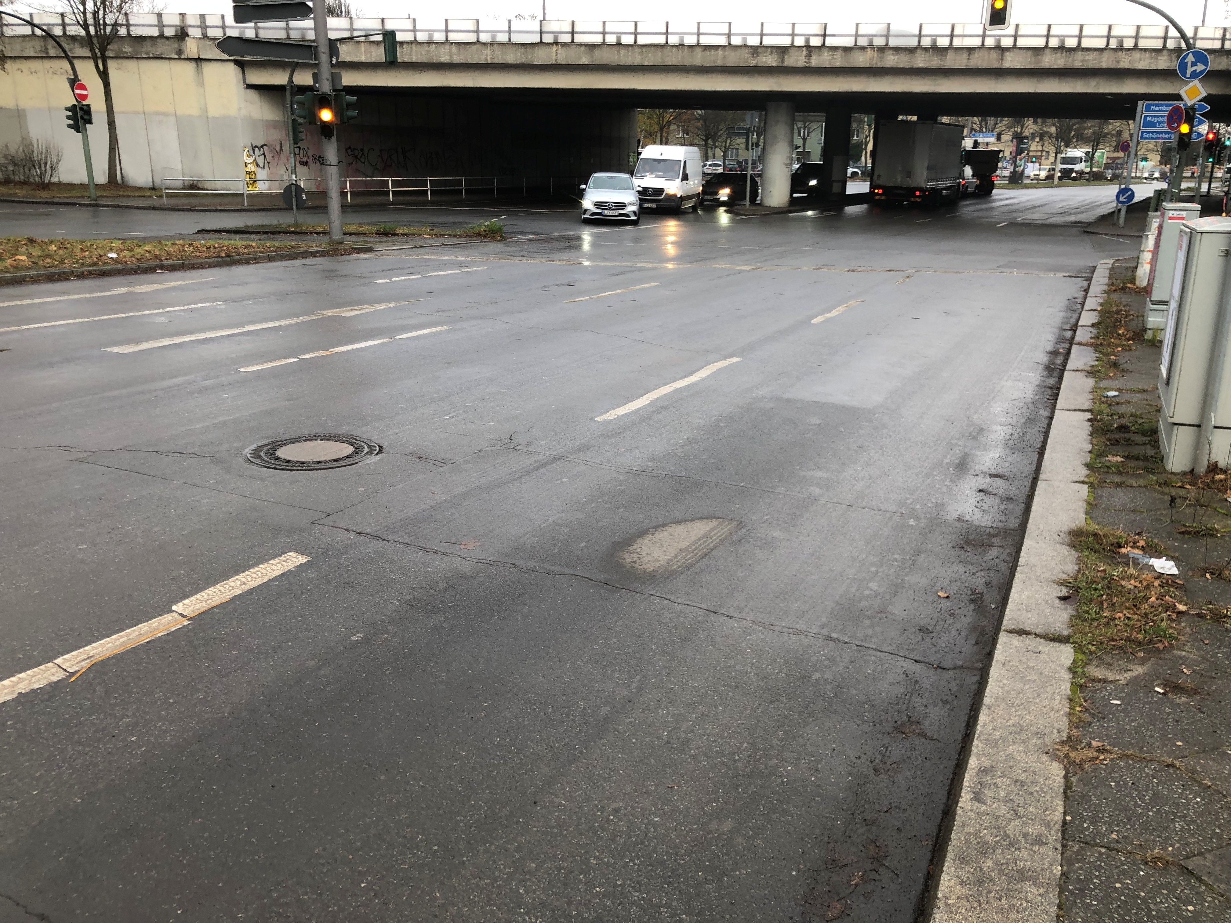 Image - Todesfalle für Radfahrer, weil Fahrbahnmarkierung fehlt!