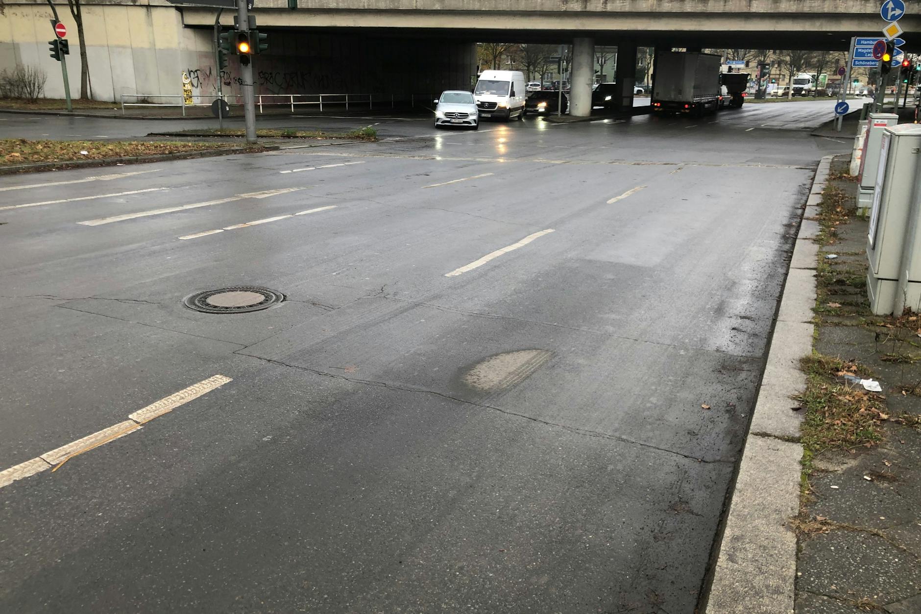 An der Kreuzung in der Oberlandstraße fehlen rechte Pfeile auf der Fahrbahn für Autofahrer, die auf die Autobahn fahren wollen. Es führt zu Missverständnissen für Radfahrer. Dienstag endete es tödlich.