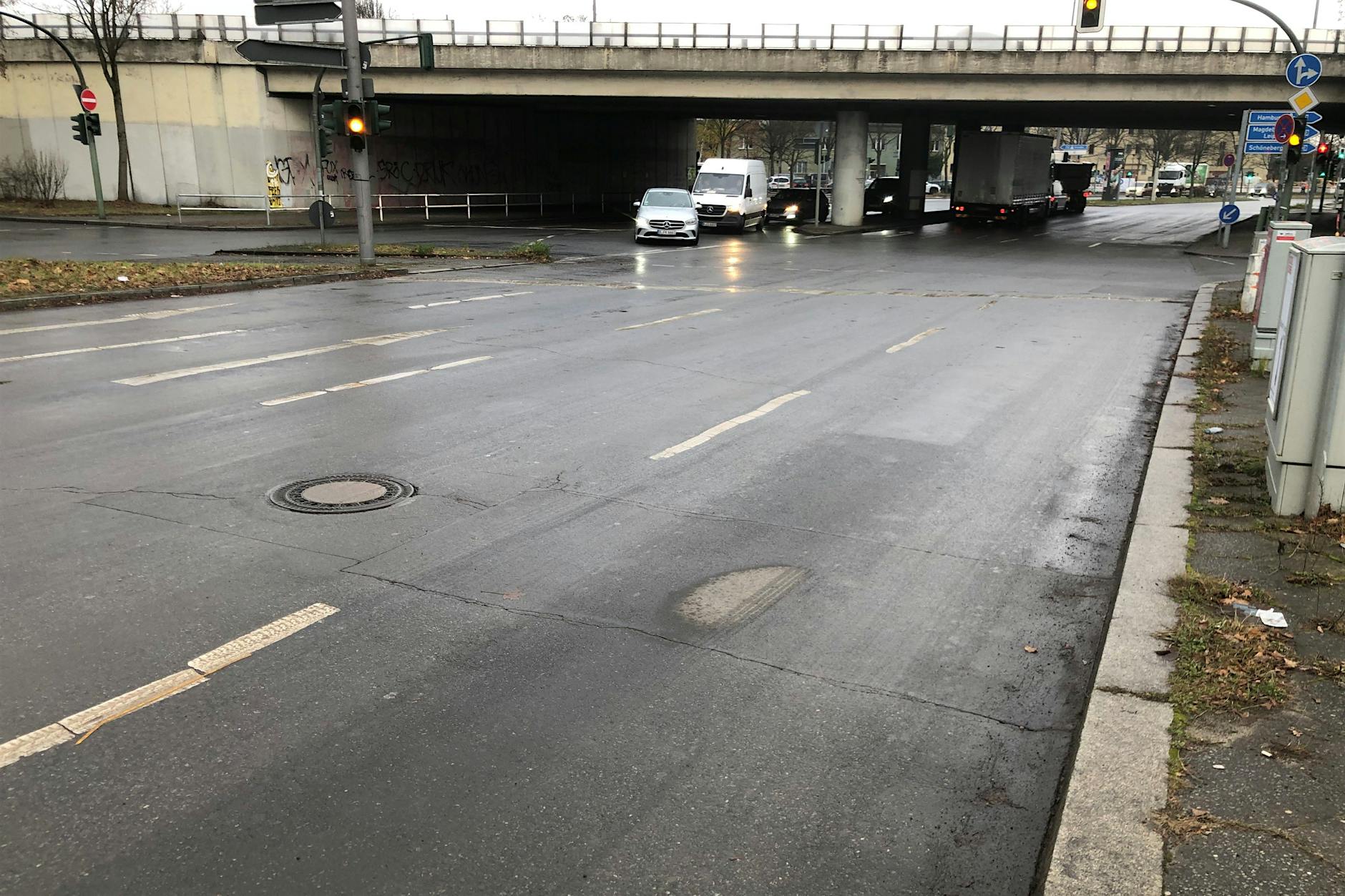 Todesfalle für Radfahrer, weil Fahrbahnmarkierung fehlt!