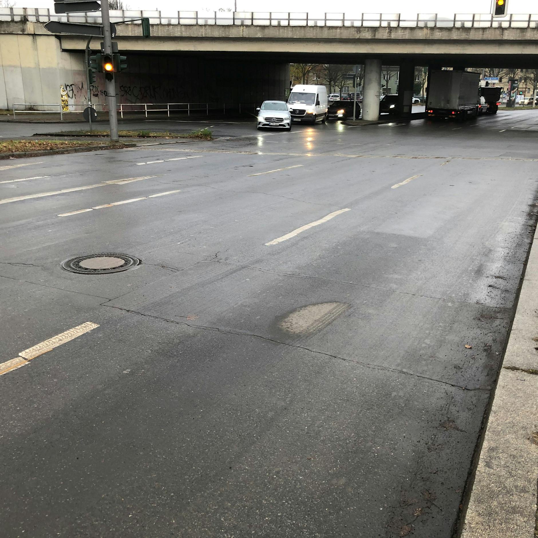 Todesfalle für Radfahrer, weil Fahrbahnmarkierung fehlt!