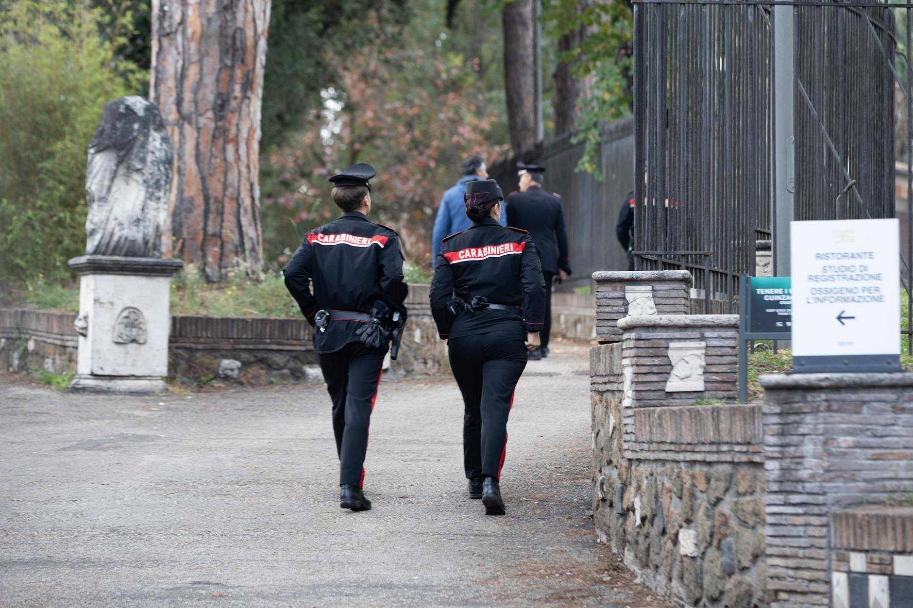 Symbolbild: Beamte der italienischen Polizei konnten drei Verdächtige im Fall der Gruppenvergewaltigung festnehmen.