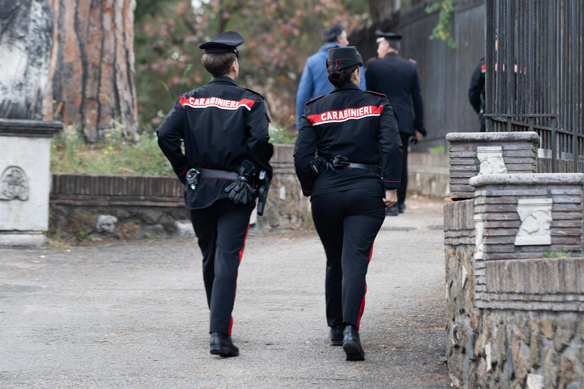 Sie zerrten sie aus dem Auto: 18-Jährige von fünf Männern vergewaltigt!