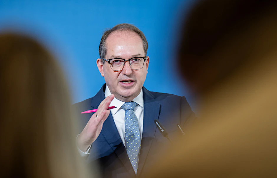 Innenminister Dobrindt will weitere Afghanen mit Aufnahmezusage nach Deutschland holen.