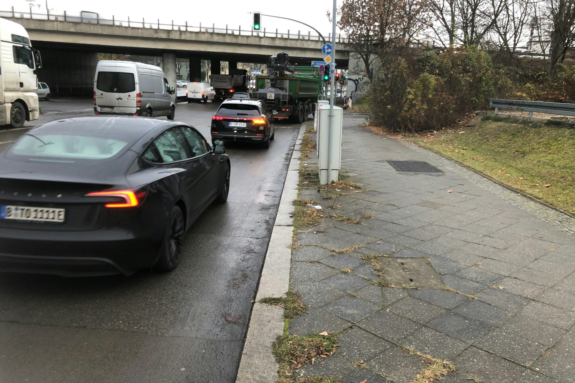 Das übliche Bild am Unfallort: PKW- und LKW-Fahrer benutzen die rechte Spur, um rechts abzubiegen.