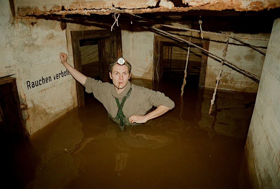Eine der ersten Expeditionen im Adlon-Bunker im Jahr 1995: Dietmar Arnold hat damals das unterirdische Bauwerk vermessen.