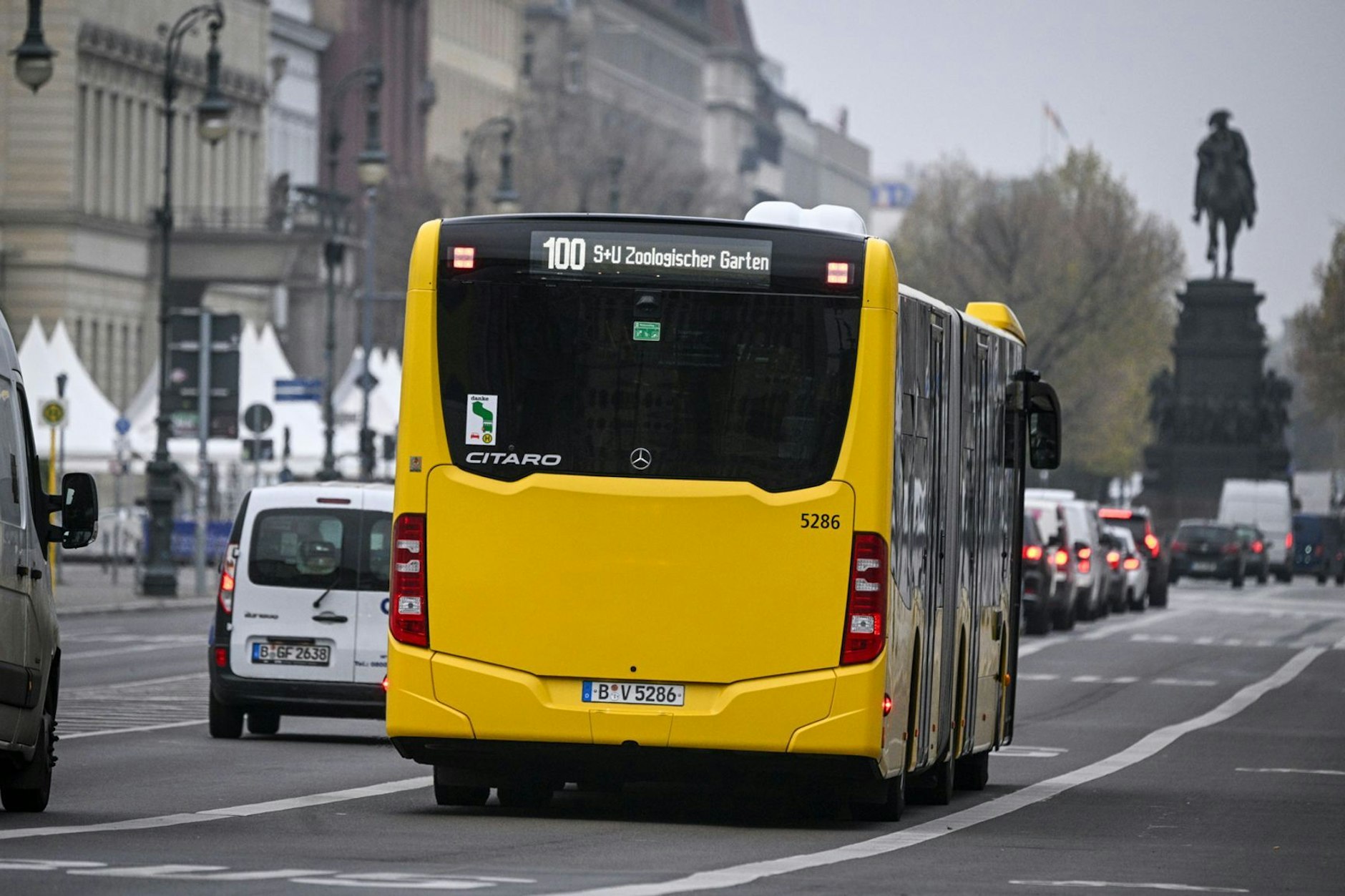 Ein Bus der Linie 100 zum Zoologischen Garten fährt auf den Boulevard Unter den Linden.
