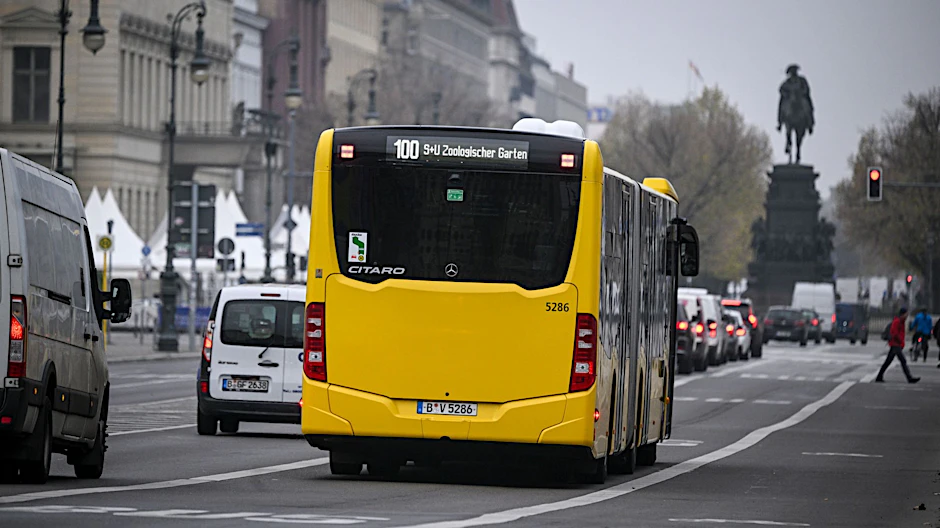 Ein Bus der Linie 100 zum Zoologischen Garten fährt auf den Boulevard Unter den Linden.