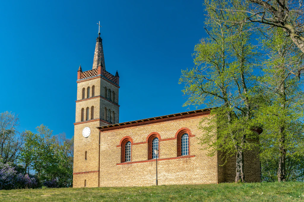 Die historische Dorfkirche in Petzow dient nun Künstlern der Umgebung mit ihrer besonderen Atmosphäre.