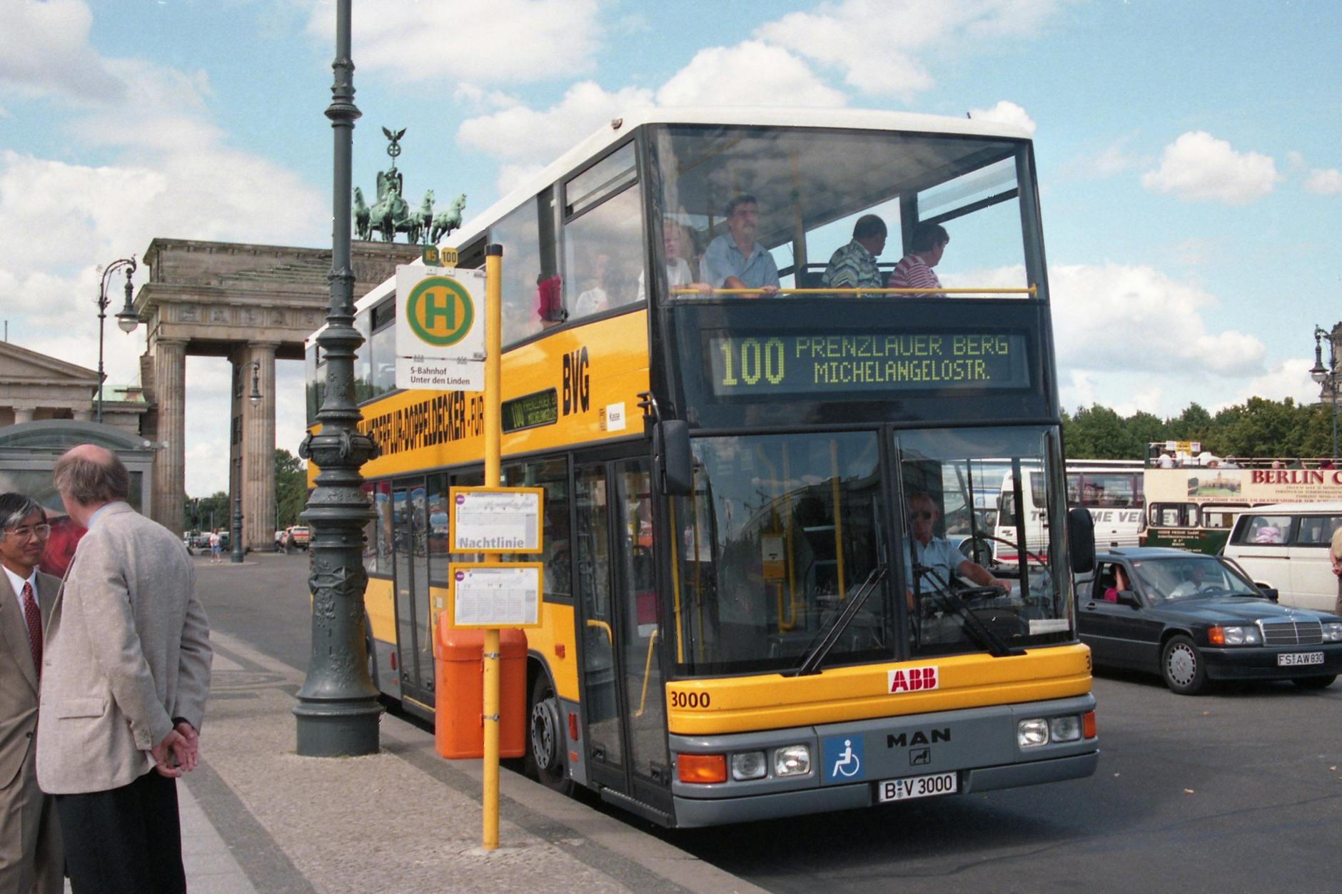 1995 fuhr die Linie 100 noch durch das Brandenburger Tor hindurch.