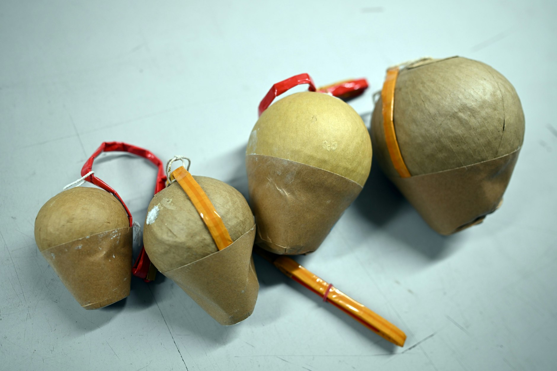 Vor allem solche Kugelbomben werden immer wieder zum Problem: Professionelle Feuerwerker schießen sie in den Himmel, Böller-Chaoten zünden sie am Boden. Mit dramatischen folgen.