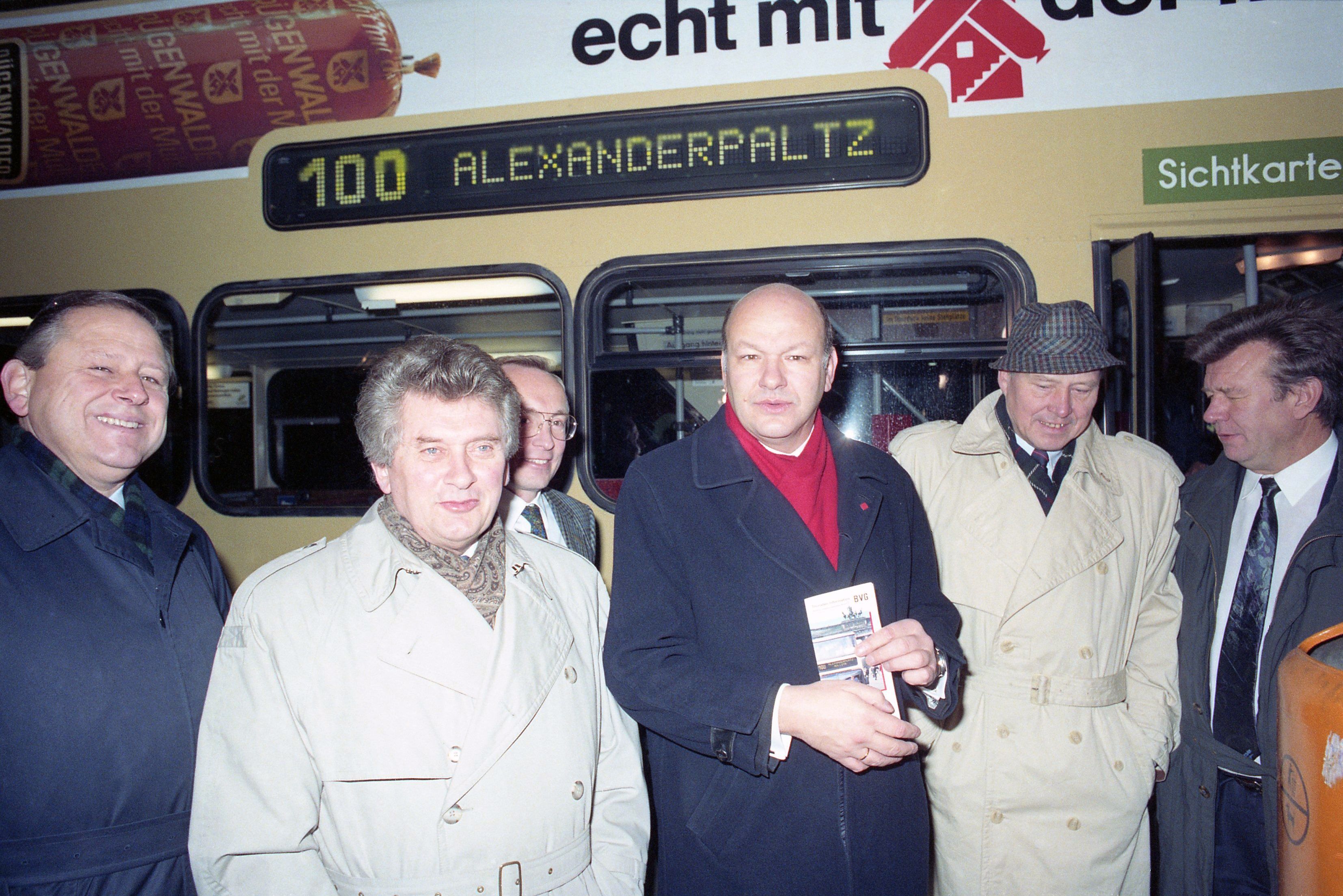 Berlin feiert 35 Jahre Bus - Linie M100
