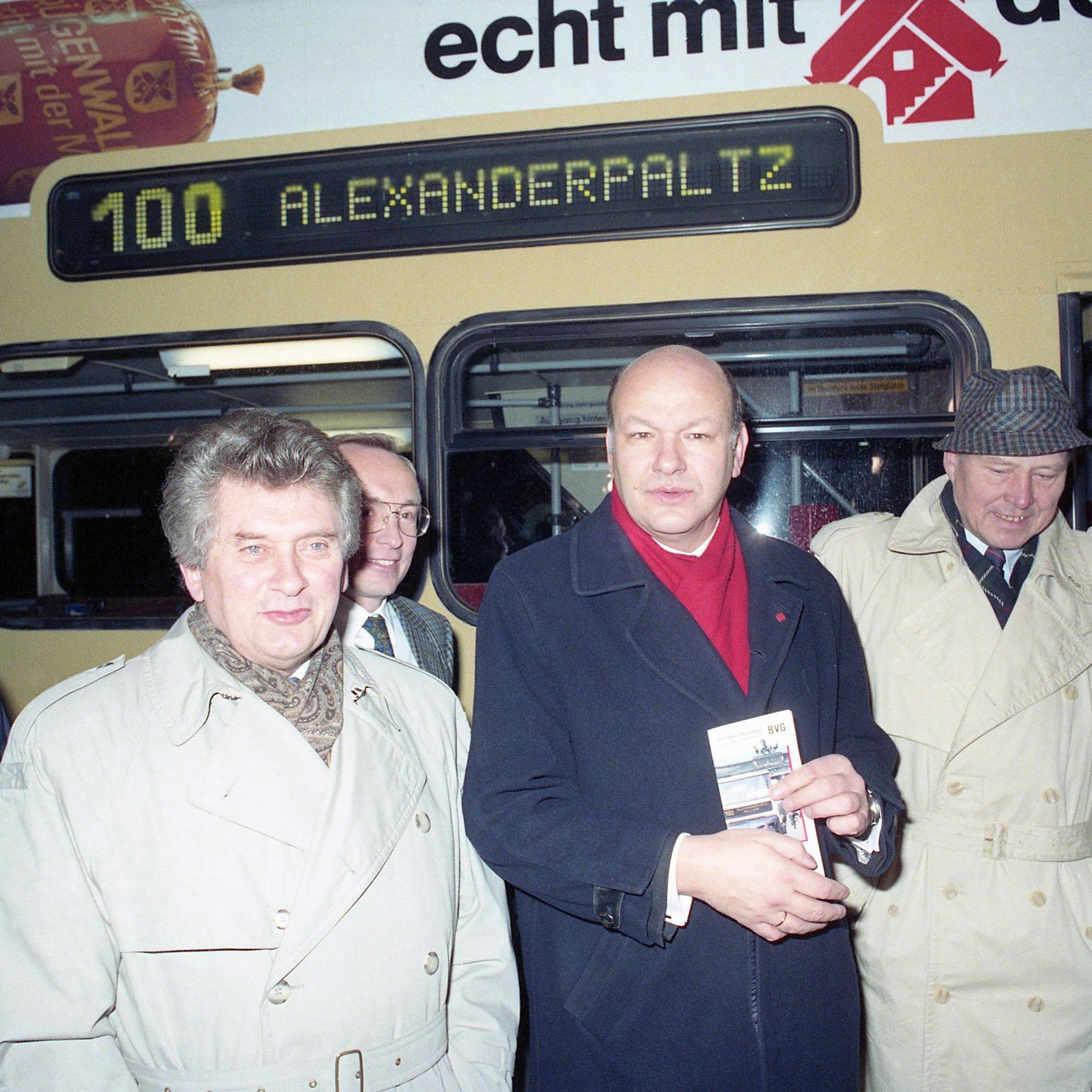 Happy Birthday, Linie 100! So wurde der BVG-Bus zur Ost-West-Legende