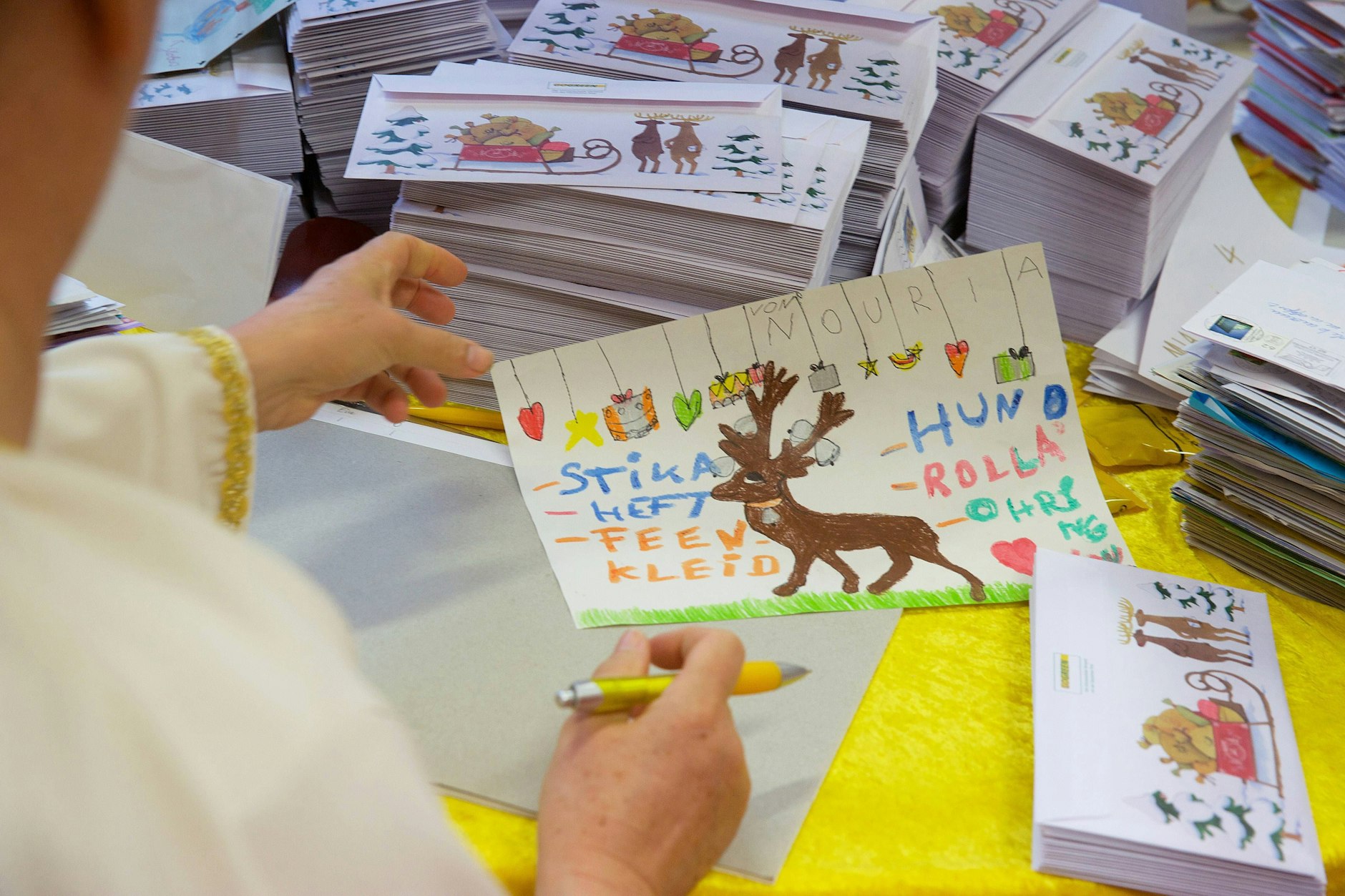 Hunderttausende Briefe gehen jedes Jahr im Weihnachtspostamt Himmelpfort ein. Alles begann in der DDR mit zwei Briefen, die Kinder aus Berlin und Sachsen an den weihnachtsmann schickten.