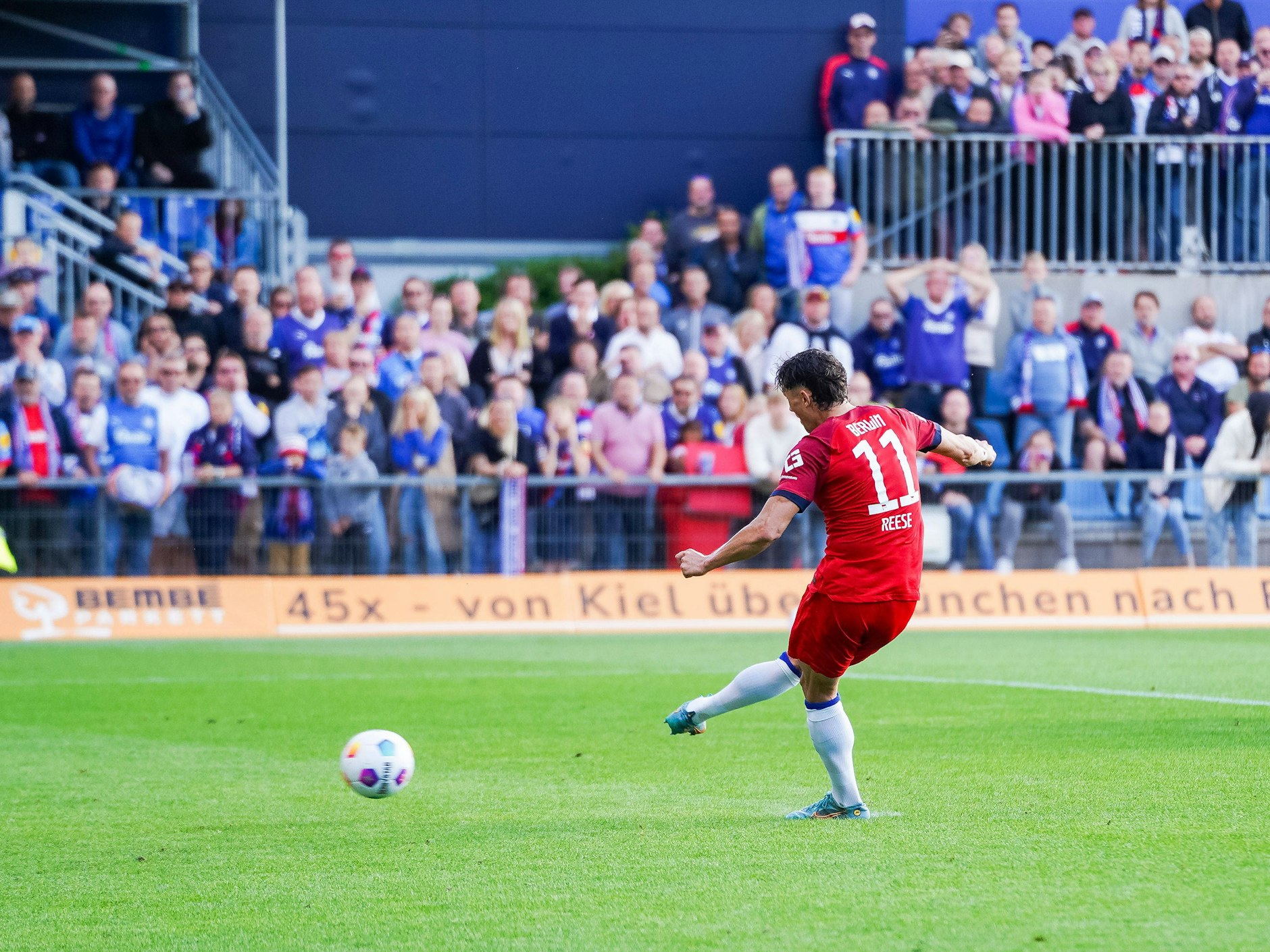 Im September 2023 traf Fabian Reese gegen seinen Ex-Klub Holstein Kiel per Elfmeter zum 3:2-Siegtreffer.
