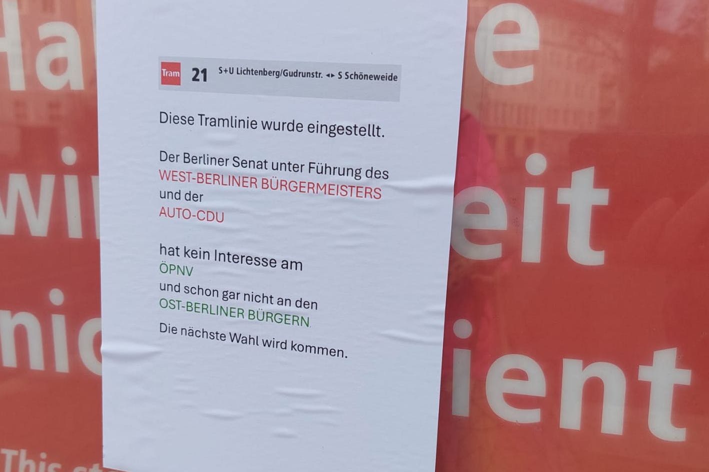 An der eingestellten Tramhaltestelle Wismarplatz hängt dieser Wutbrief an Kai Wegner.