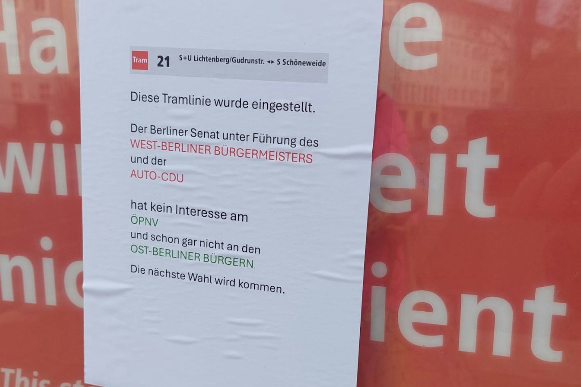 An der eingestellten Tramhaltestelle Wismarplatz hängt dieser Wutbrief an Kai Wegner.