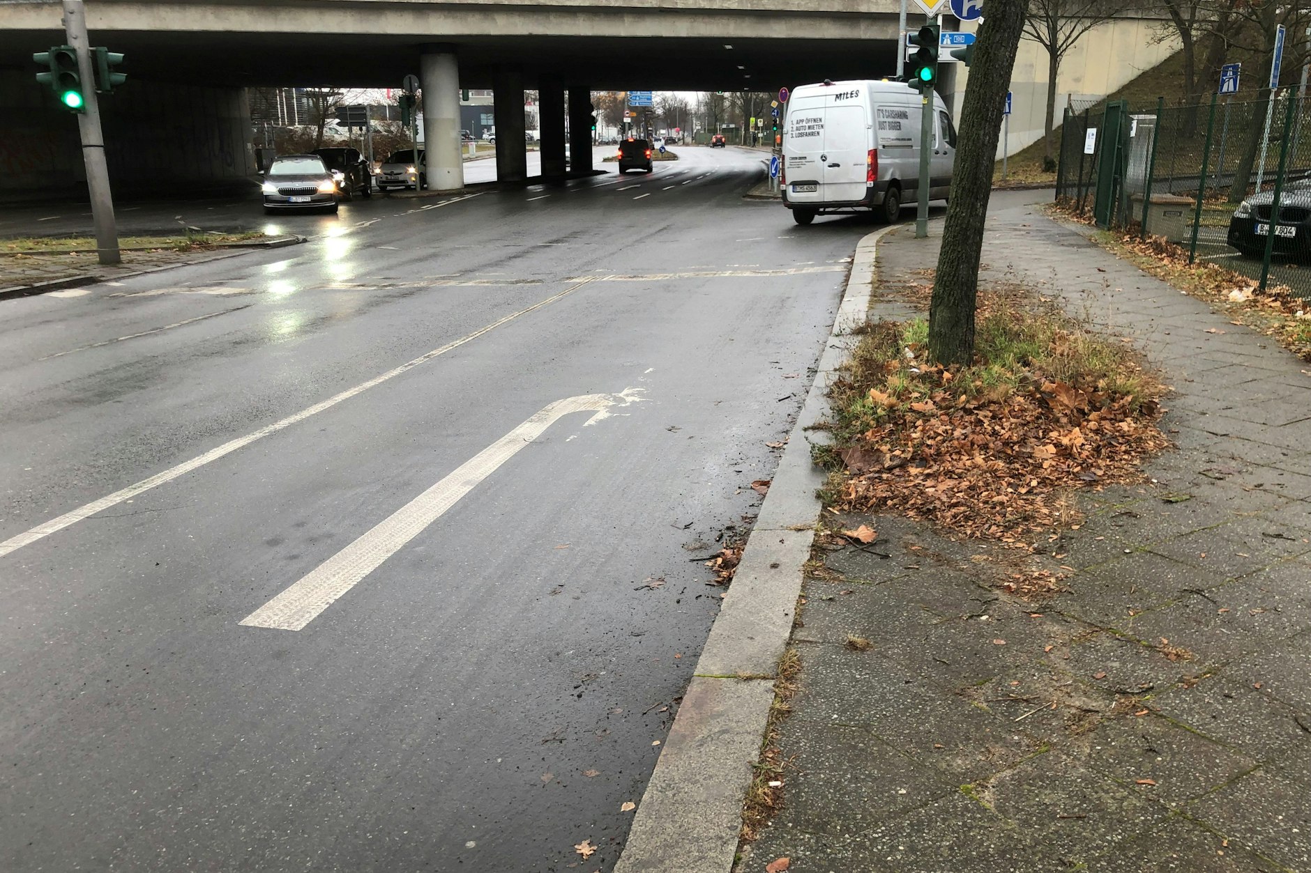 Auf der Gegenfahrbahn an der Kreuzung Oberlandstraße gibt es bei der Autobahnzufahrt Richtung Britzer Tunnel eine Fahrbahnmarkierung mit rechtem Pfeil.