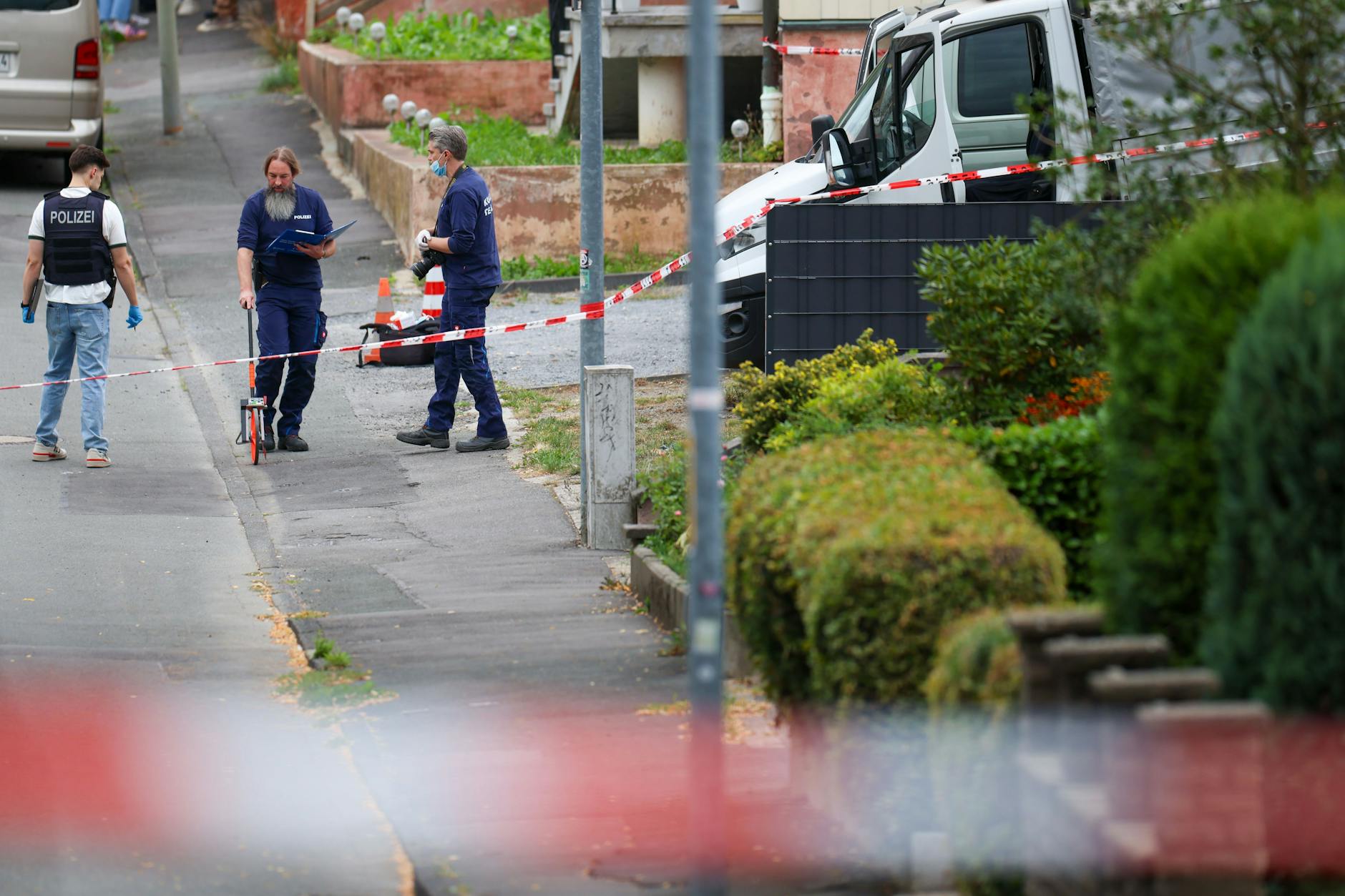Der Tatort in Menden nach dem Schusswechsel. Kenan A. soll hier einen Handwerker erschossen haben, ein weiterer wurde schwer verletzt.
